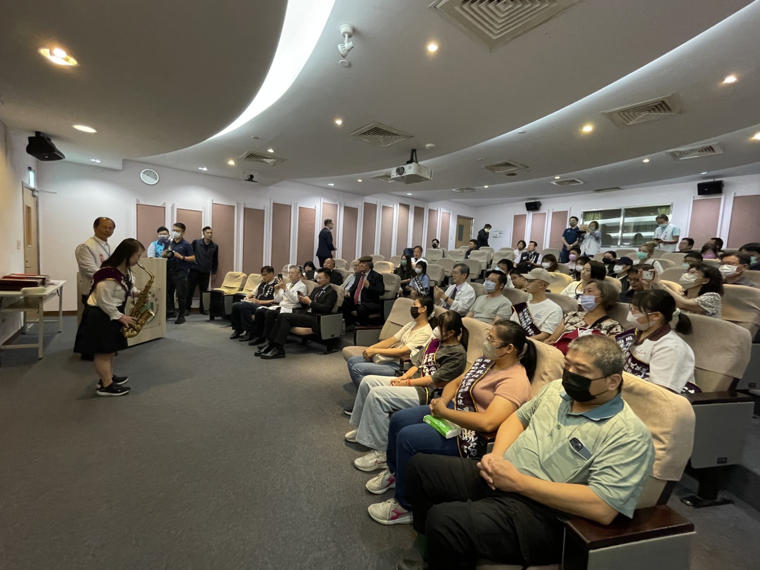 全場聆聽陽光喜憨天使周O嘉表演薩克斯風