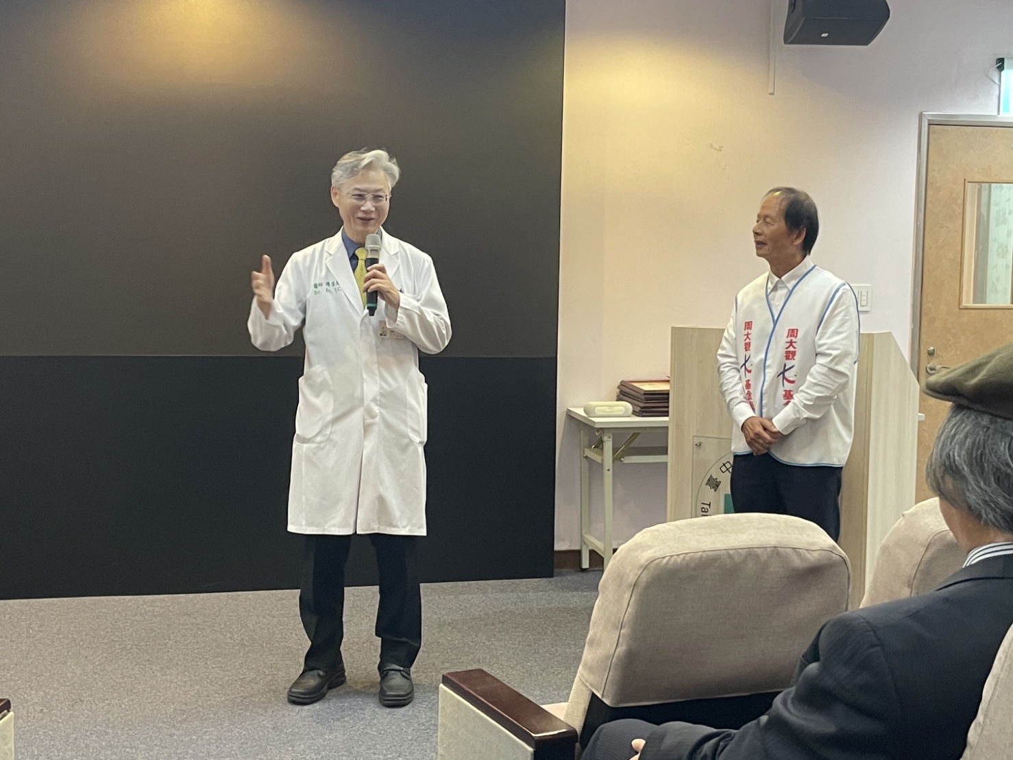 榮總院長傅慶雲為孩子與家長打氣