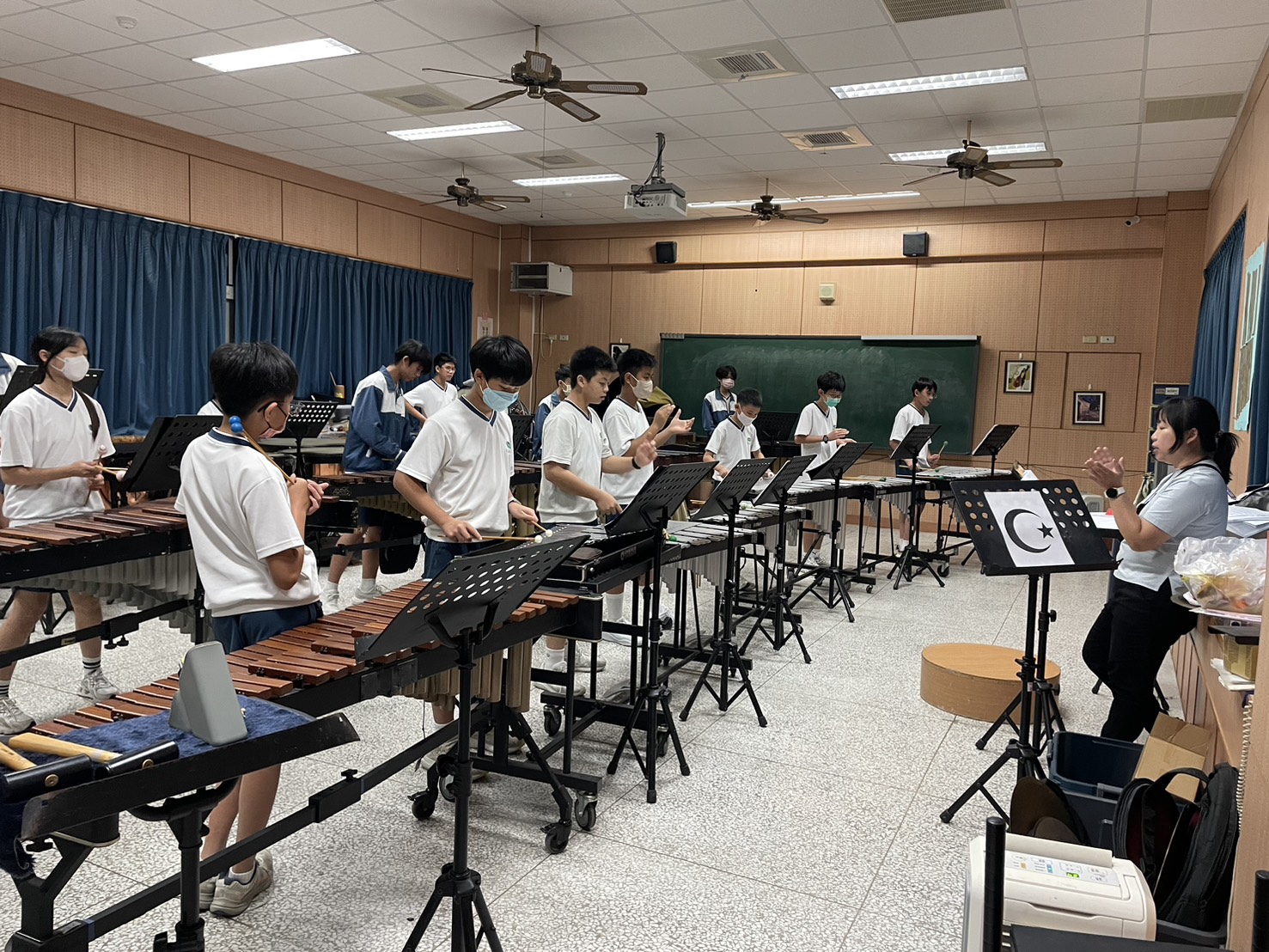 臺南慈中從國小部至高中部皆設打擊樂校隊,展現節奏中的團隊默契。