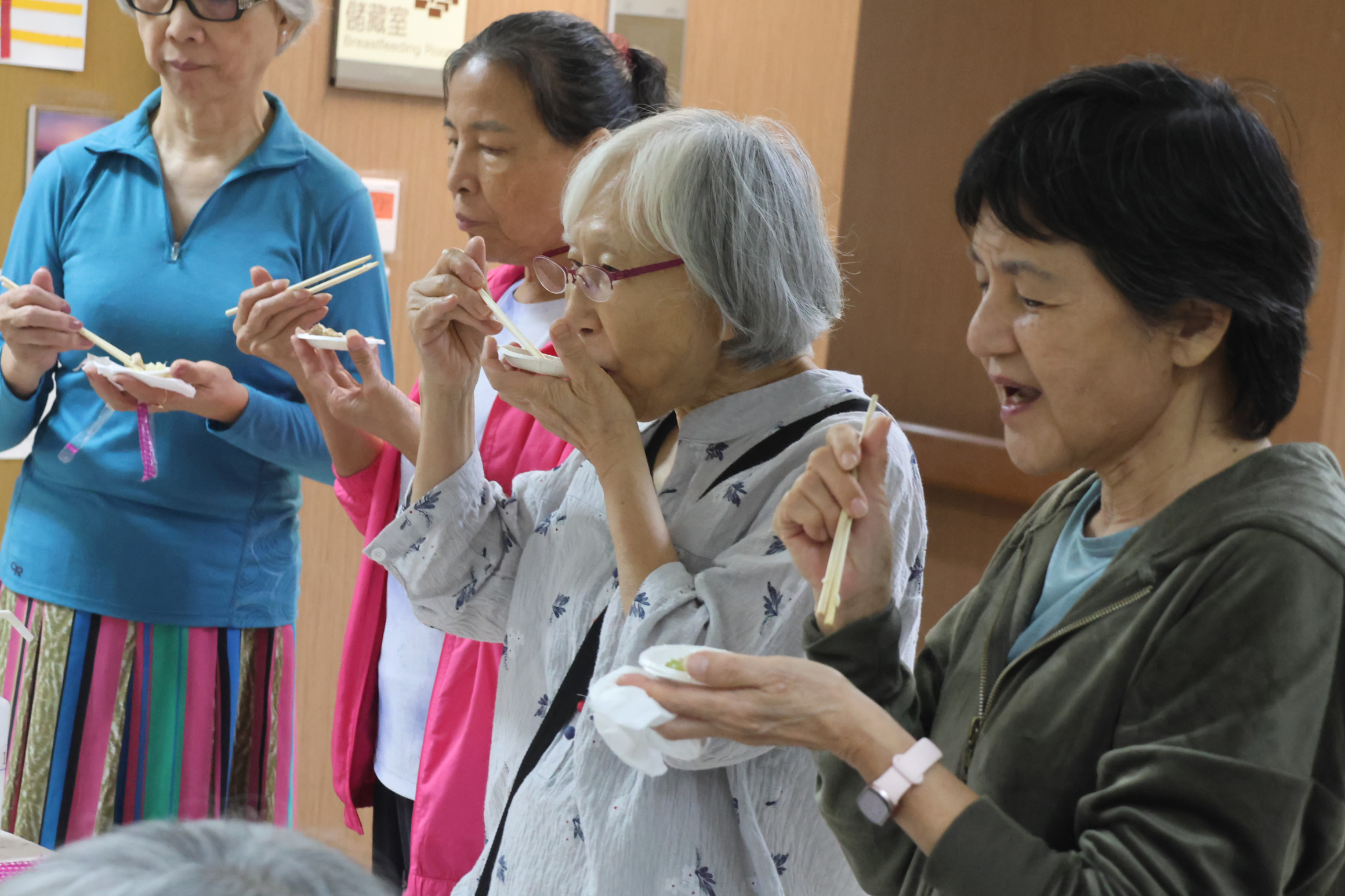 老人住宅的長輩們受邀試吃
