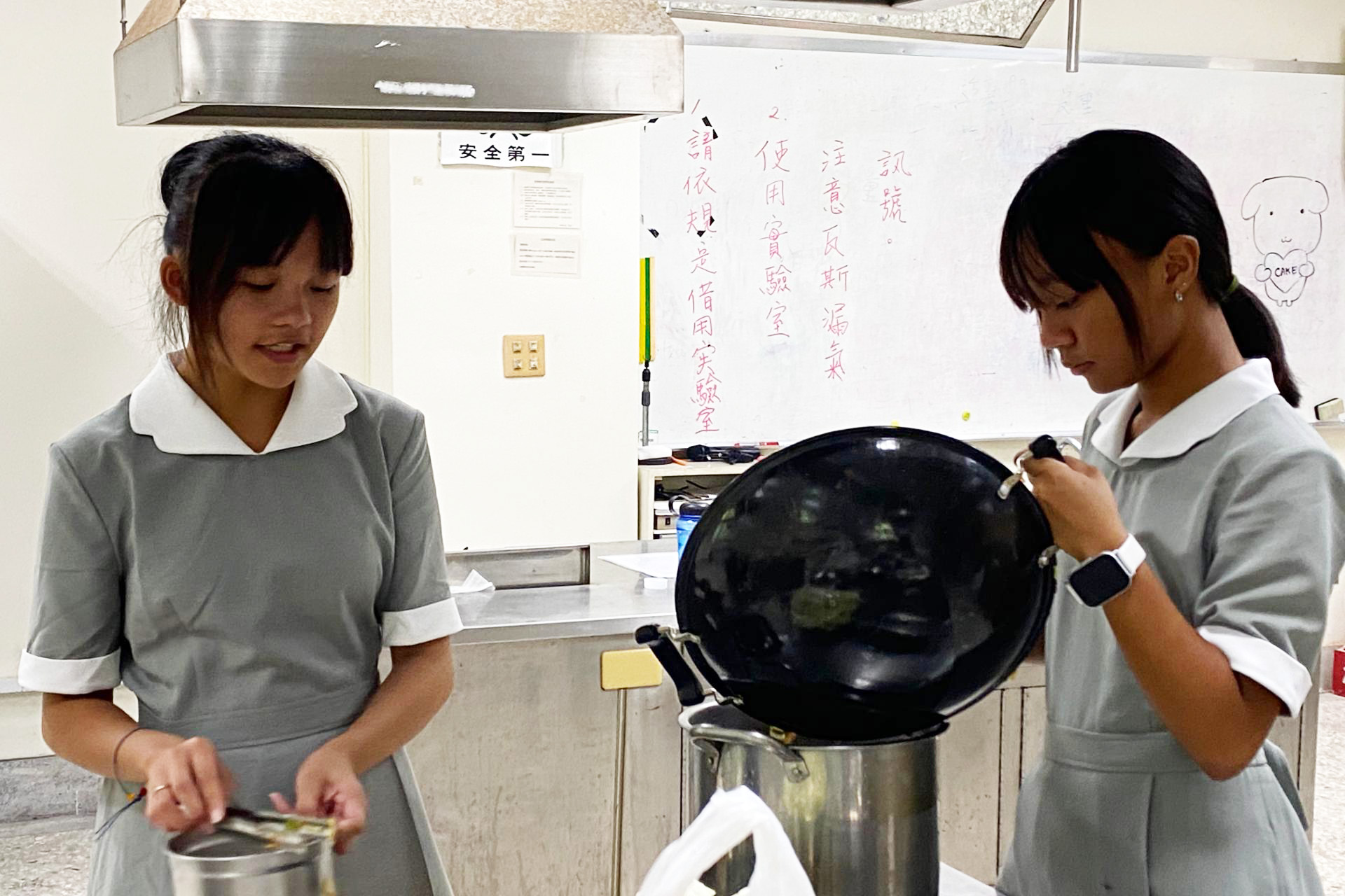 一下課大家就來幫忙準備募心募愛餐點