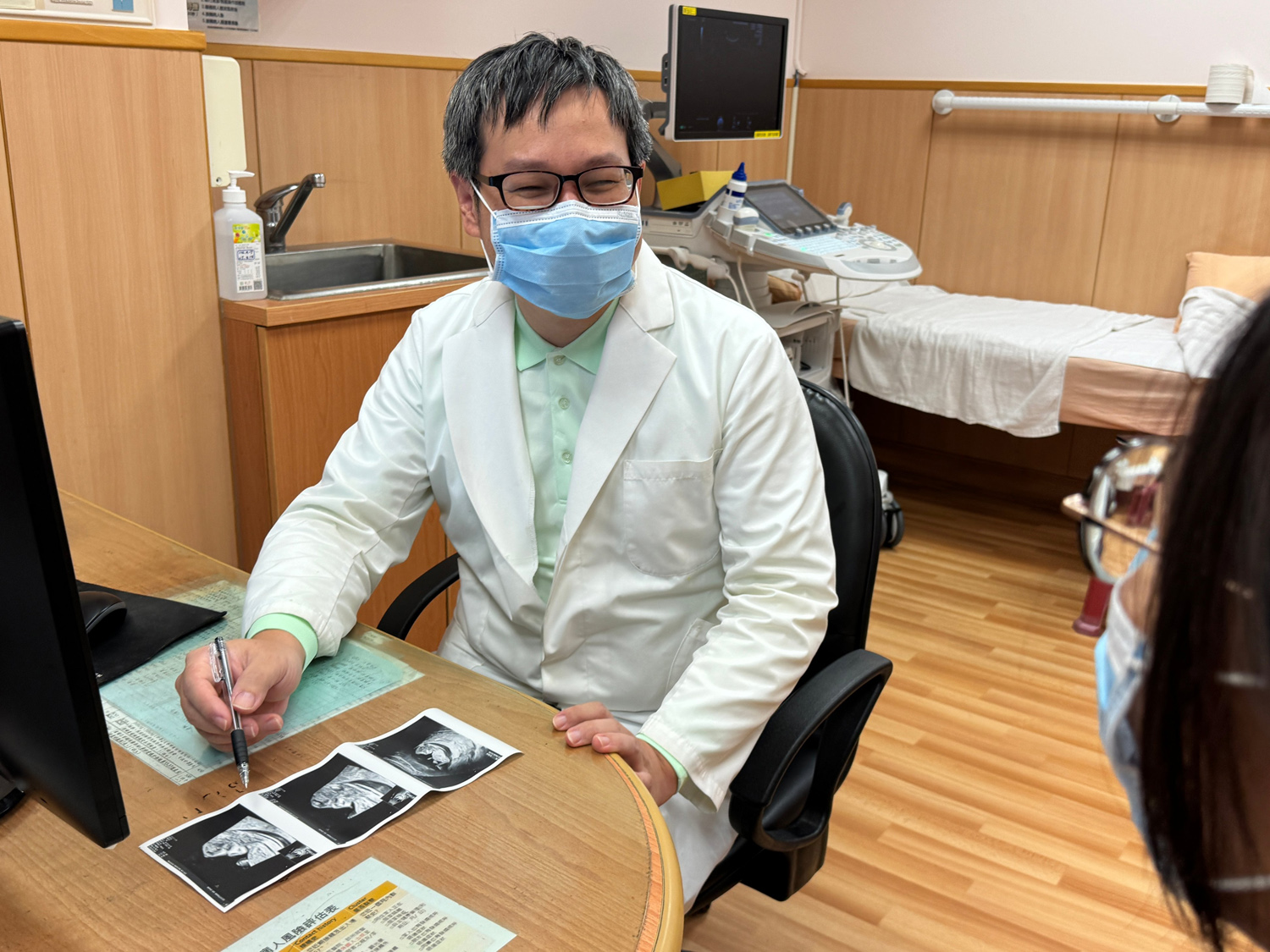 醫師執行產前檢查，透過精密檢查及早發現高風險狀況，是共照模式中醫療安全的堅實後盾。