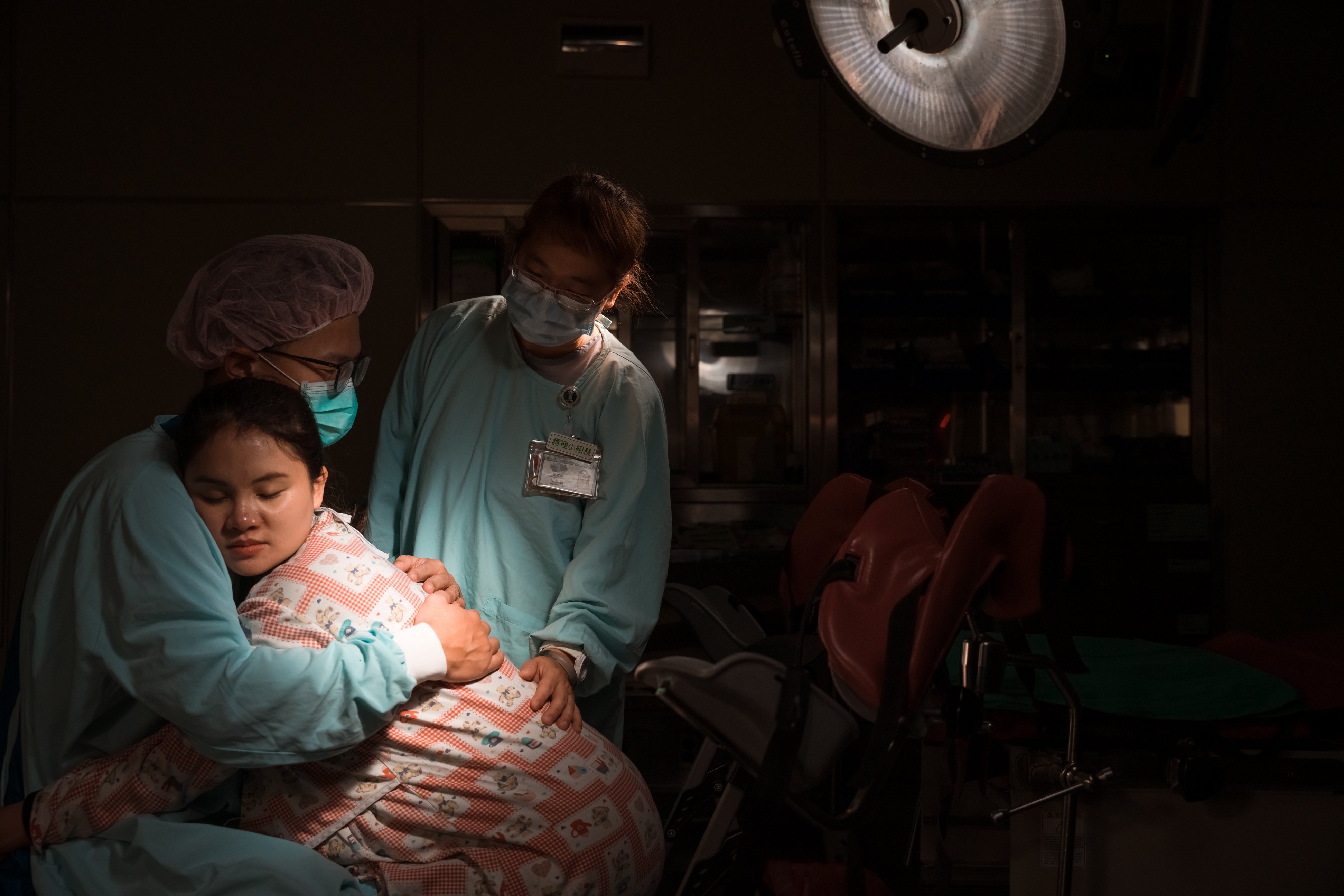 在醫師與助產師共照模式下，孕婦在生產過程中能獲得親密且長時間的專業陪伴，創造更正面的生產記憶。