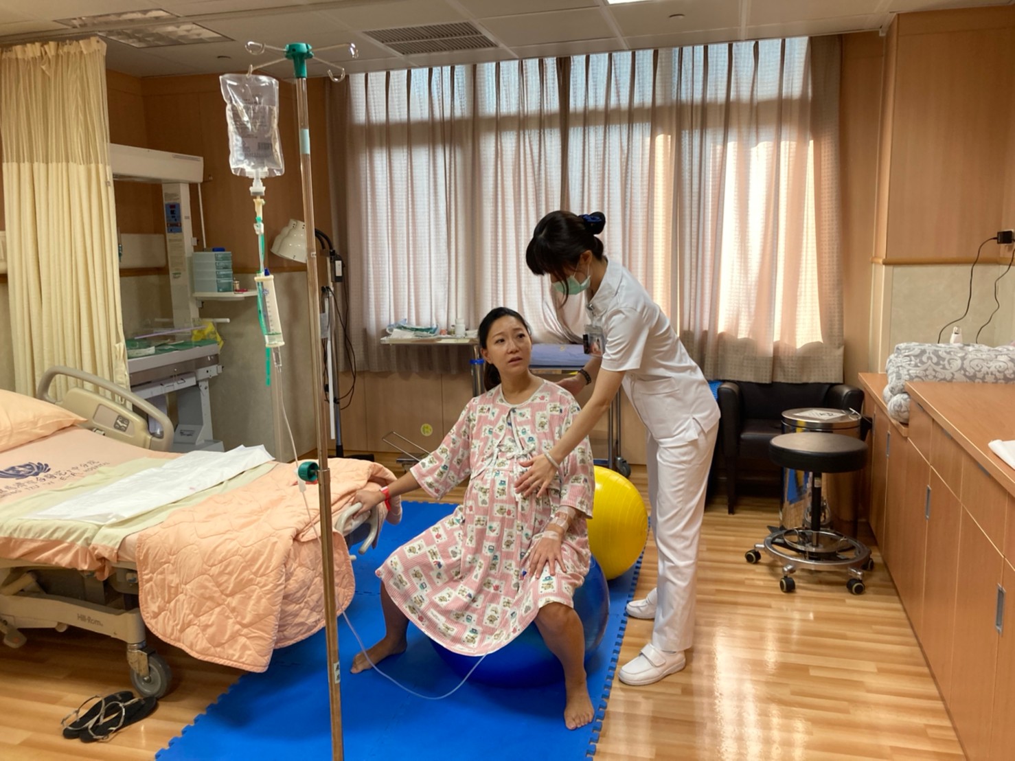 助產師在待產過程運用姿勢調整、專業呼吸引導技巧與溫柔按摩等非藥物方式提供協助，為醫療照護注入更多人文溫度。