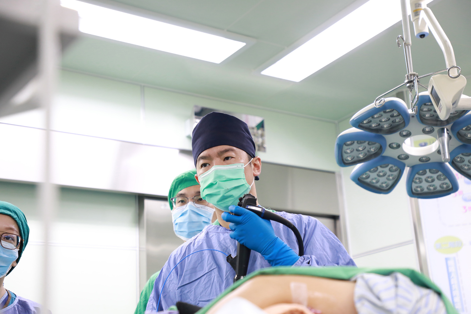 花蓮慈院設有高階內視鏡設備，內視鏡進階治療科主任簡錫淵醫師帶進與日本同步的治療技術嘉惠東部民眾。