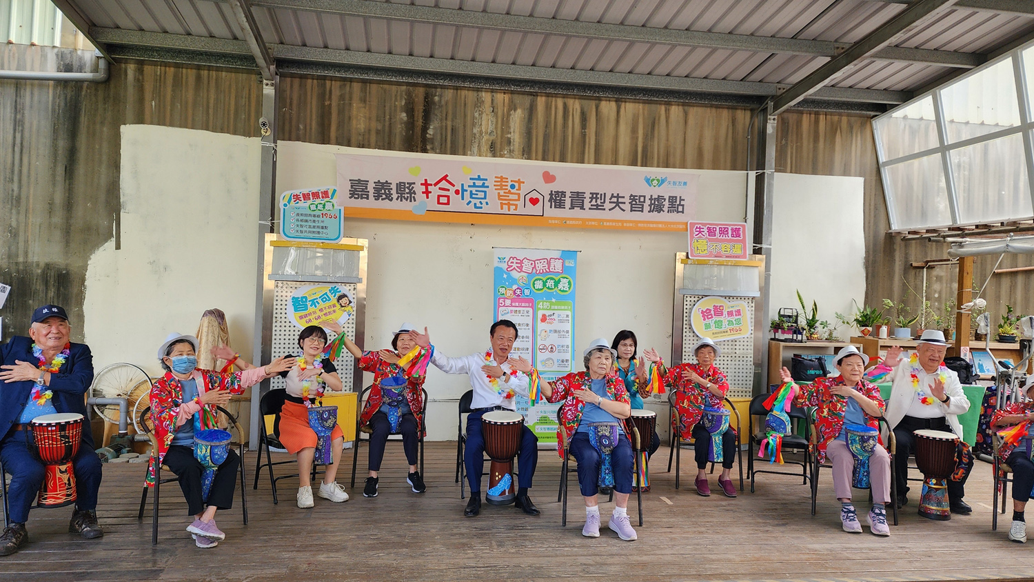 來賓與長者一起參與音樂課程,開心演奏歡喜跳恰恰鼓樂。