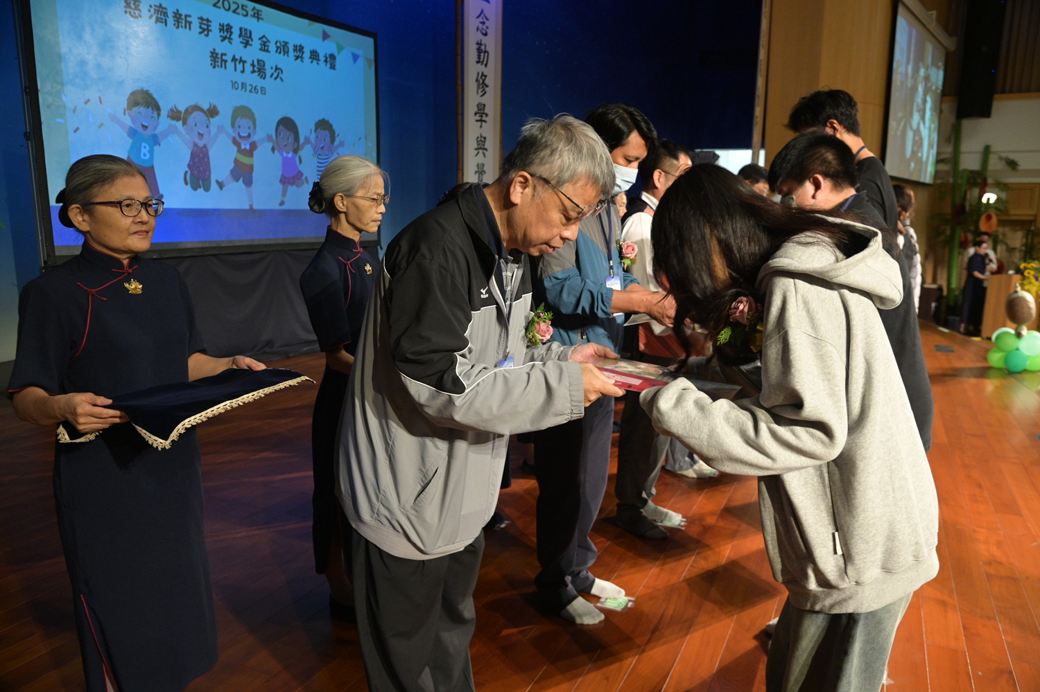 新竹縣政府參議李國祿(頒獎人)表示,能夠參與此次新芽獎學金頒獎典禮,心中充滿歡喜與感恩。