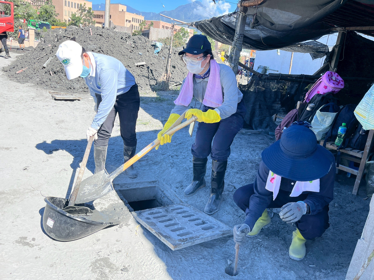 在當鏟子超人的過程中,小方雖覺得身體微恙,但在稍事休息後,也跟著團隊一起加入鏟土行列。