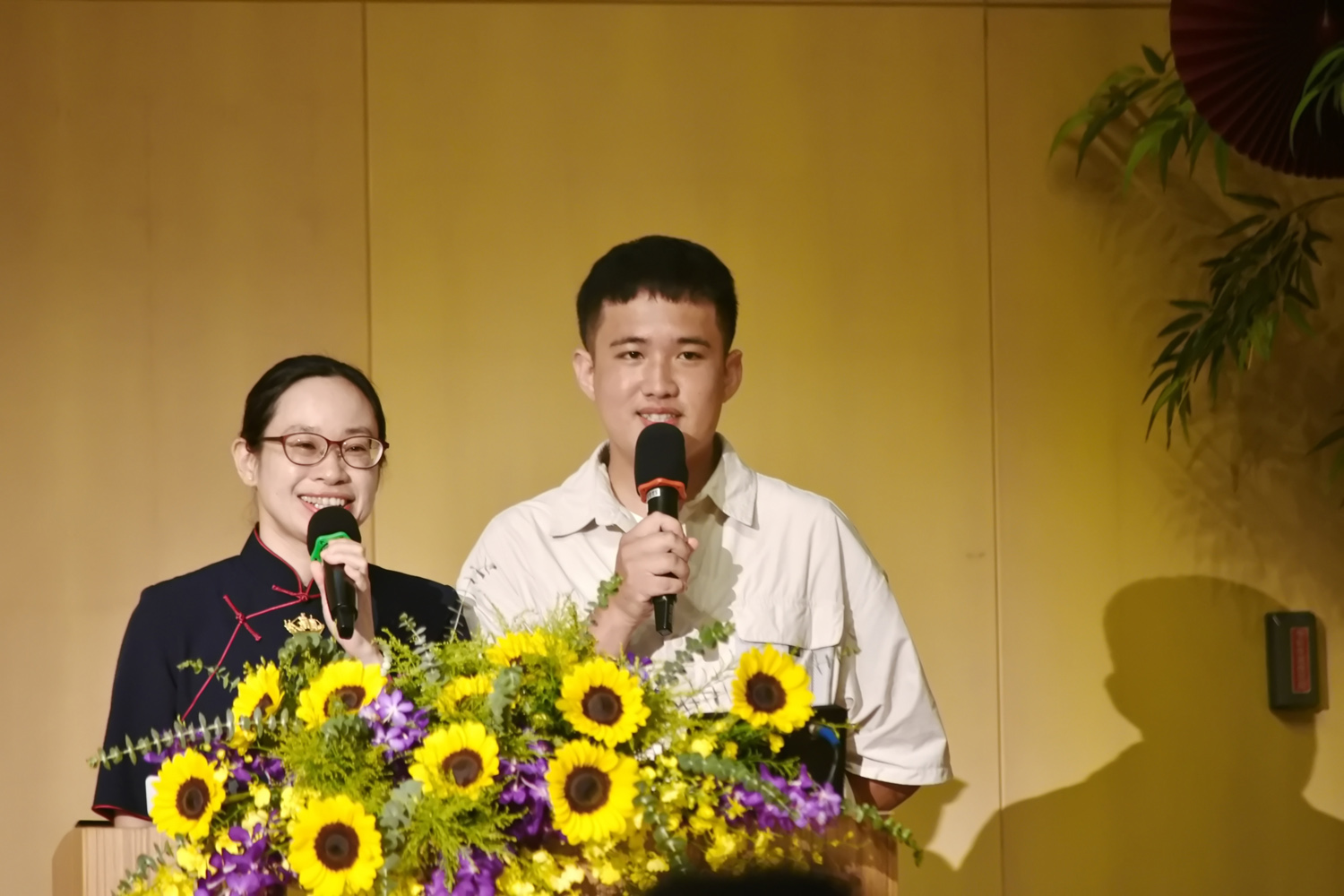 劉靖延老師(右)以「主持人」身份回到新芽獎學金頒獎典禮現場,與慈濟志工邱奕君一同主持。