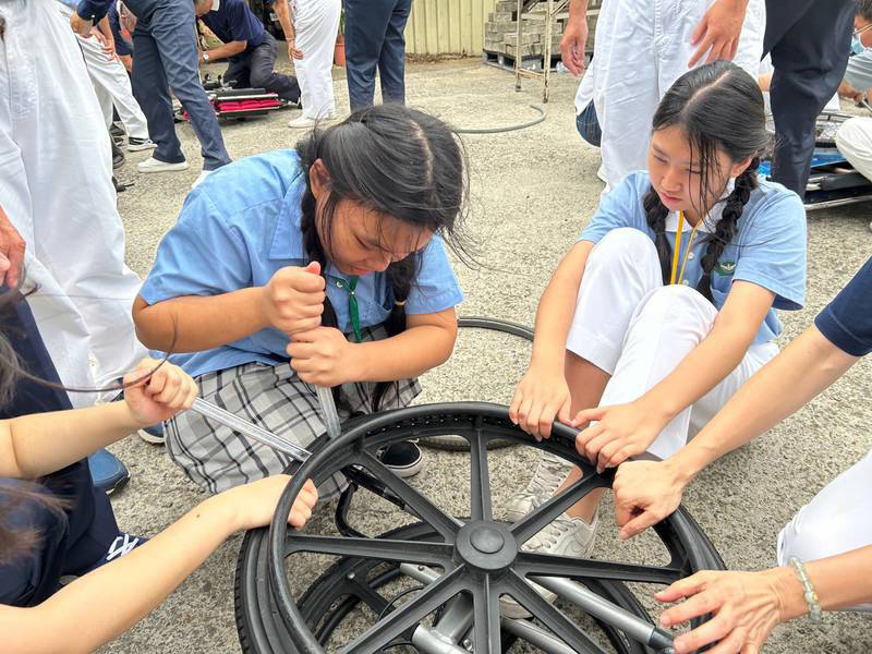 第一次參與慈少班活動就是做「輔具維修」,小方很認真的跟著大家一起學習維修,也學會合作的重要。