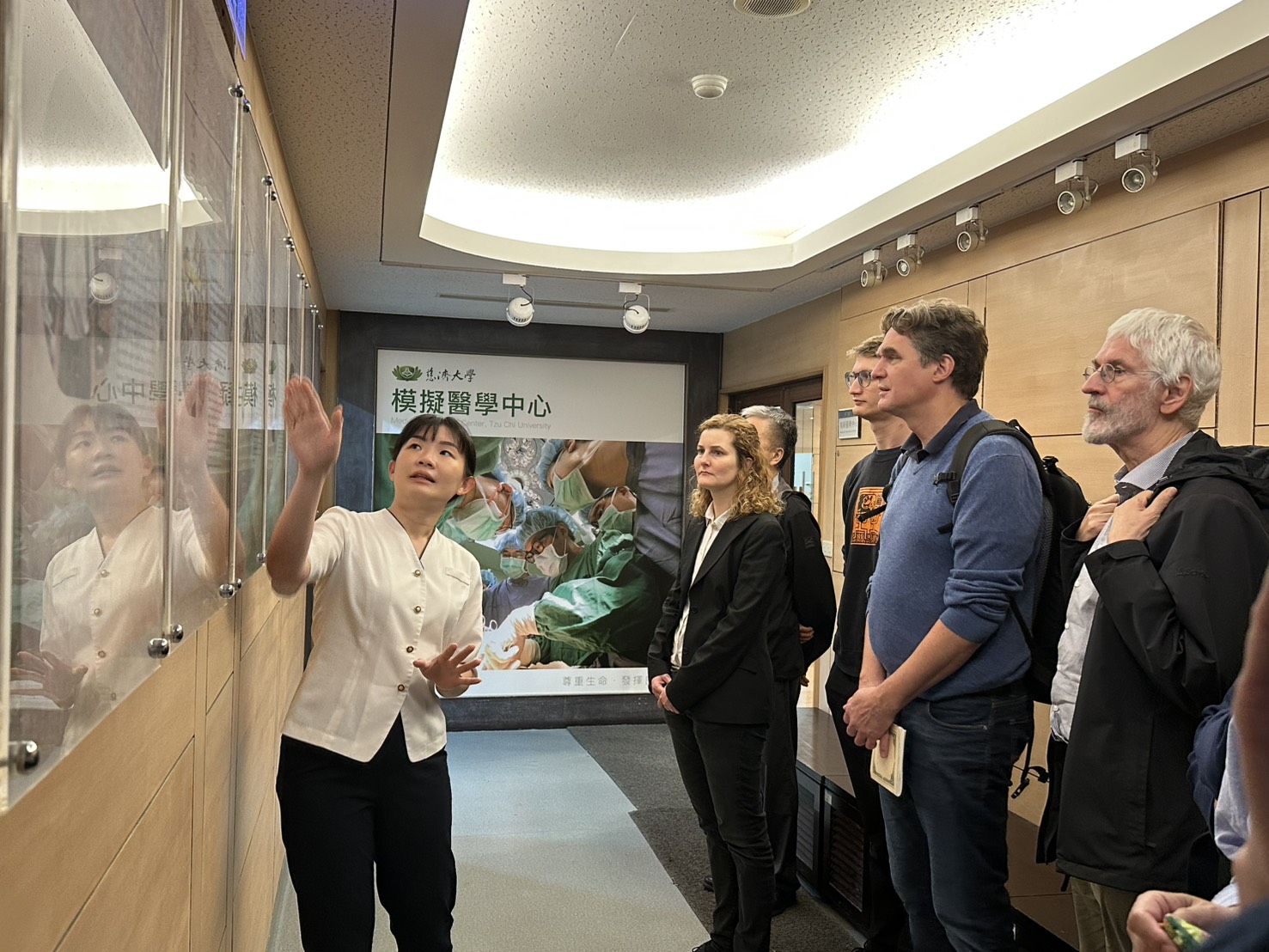 外賓參訪模擬醫學中心。