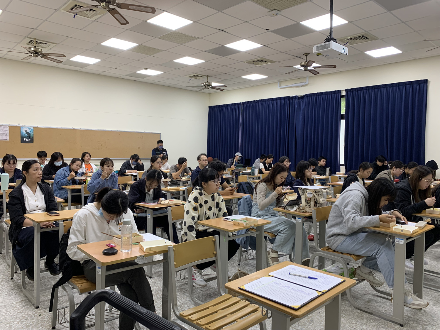 同學們認真參與講座。