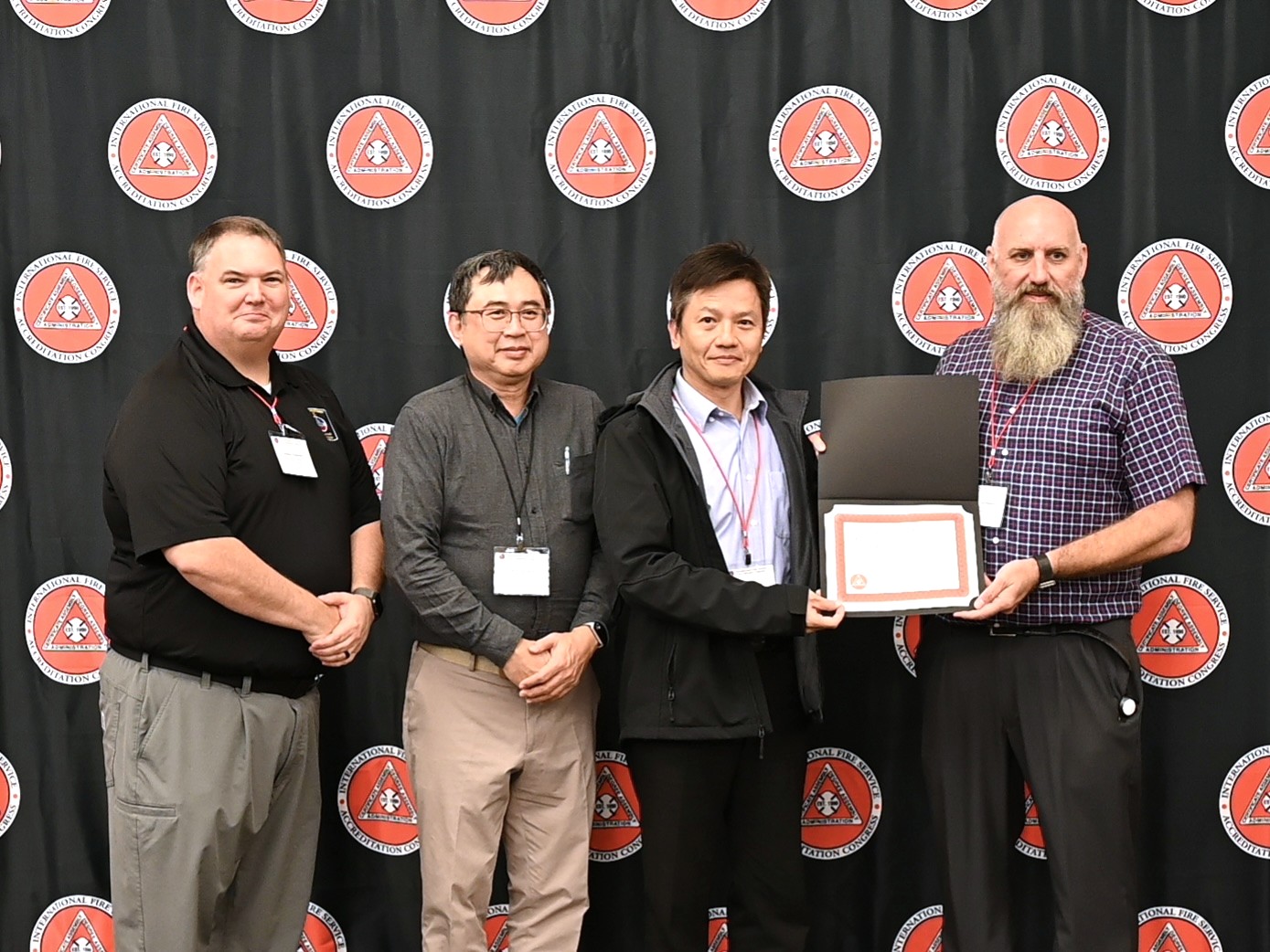 消防署訓練中心代表接受證書