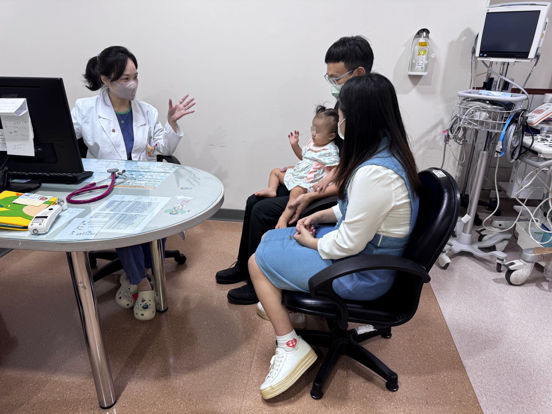 劉醫師發現陳小妹動脈導管管徑沒有縮小，持續擴大可能導致嚴重心臟衰竭，夫妻倆為了女兒健康著想，因此決定做手術。