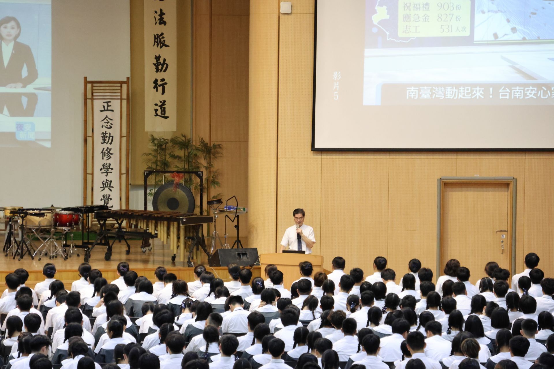 姚智化校長和同學分享丹娜絲風災後，親師生投入各救災工作撫慰人心。