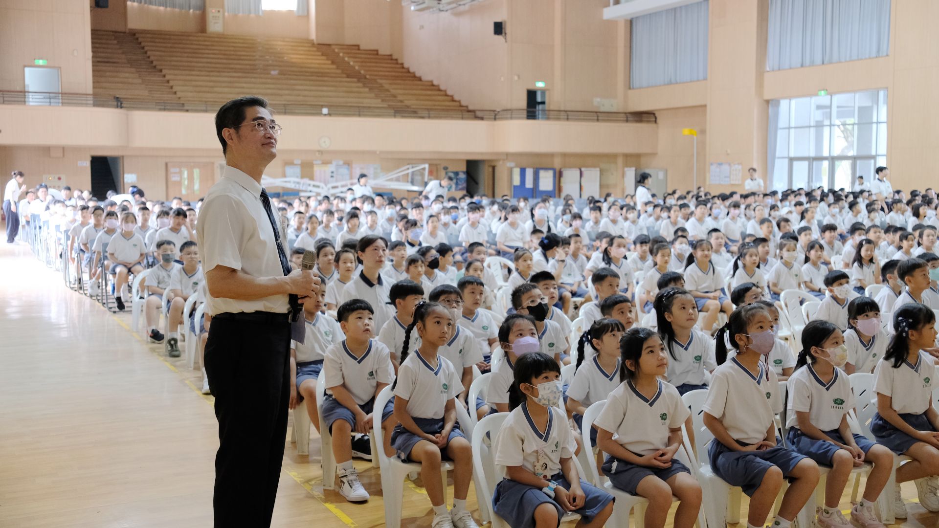 觀賞藍色小精靈間的奔跑、互助、鼓勵，象徵慈小學子彼此扶持及攜手前行，為新學期注入希望與活力