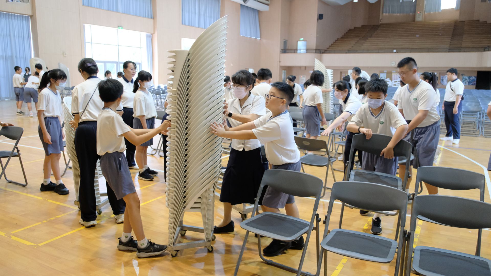 典禮結束，師生投入大掃除，實踐「惜福、感恩」的精神。