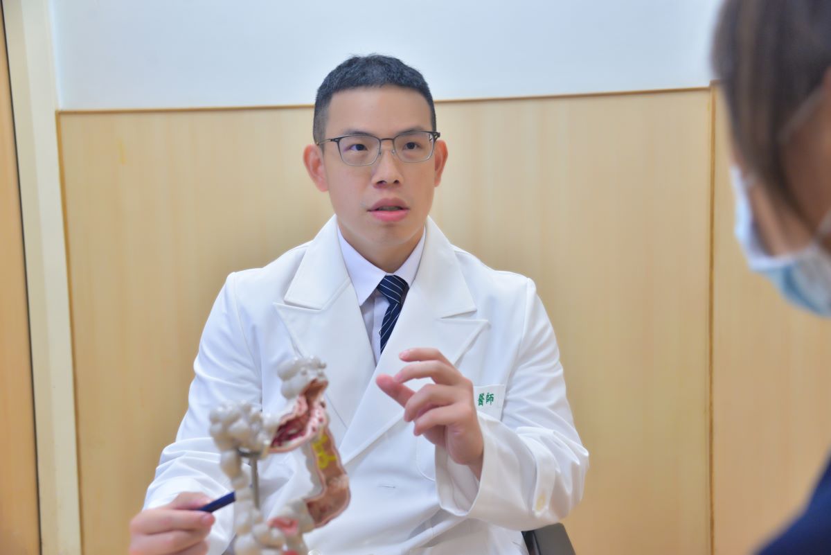 陳昱廷醫師看診示意照。