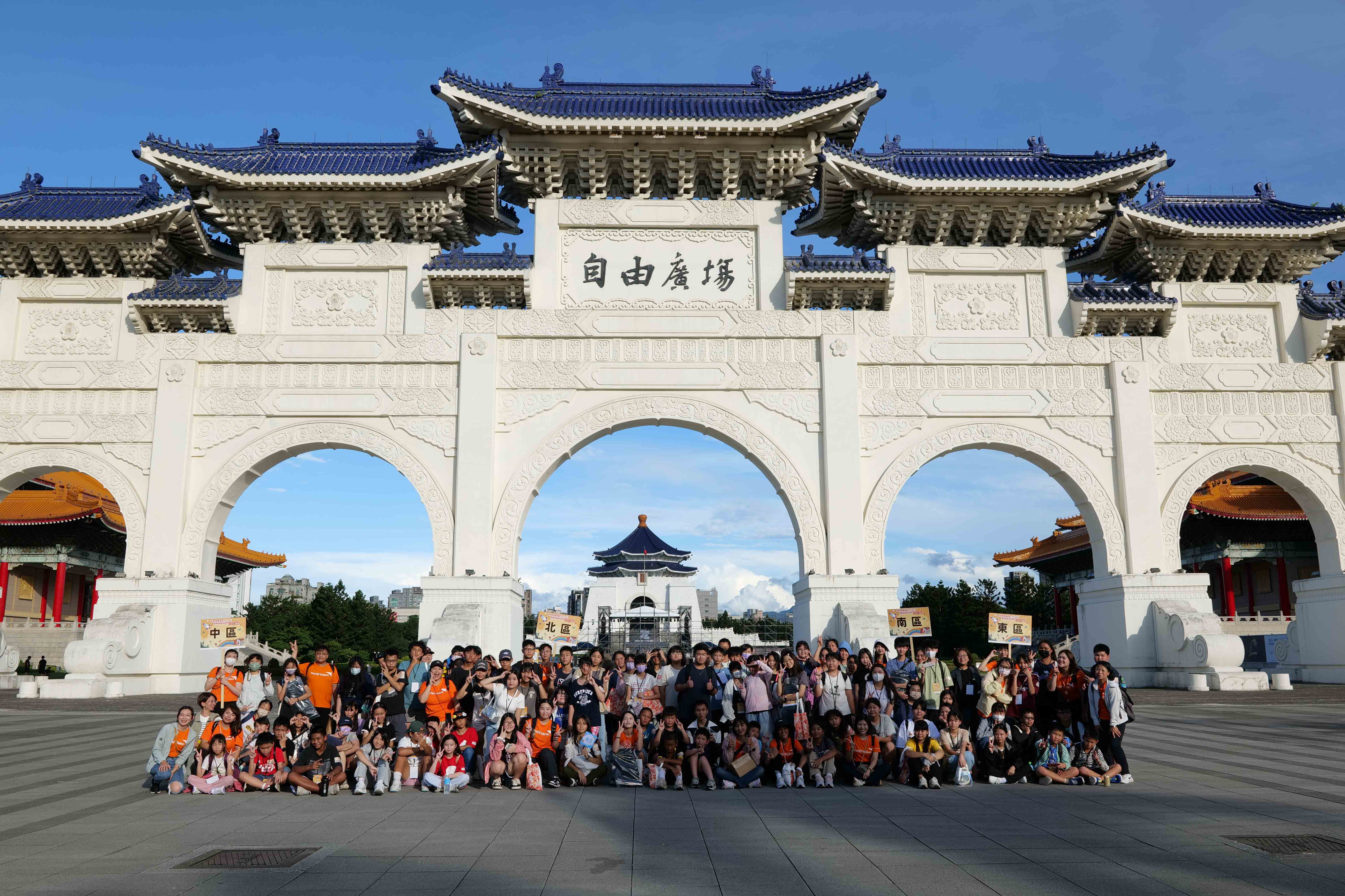 來自全台的素養盃總決賽參選手，除了參與年度賽事，賽後另有精彩的參訪活動安排。此為中正紀念堂觀賞禮兵交接儀式後於「自由廣場」牌樓前合影。