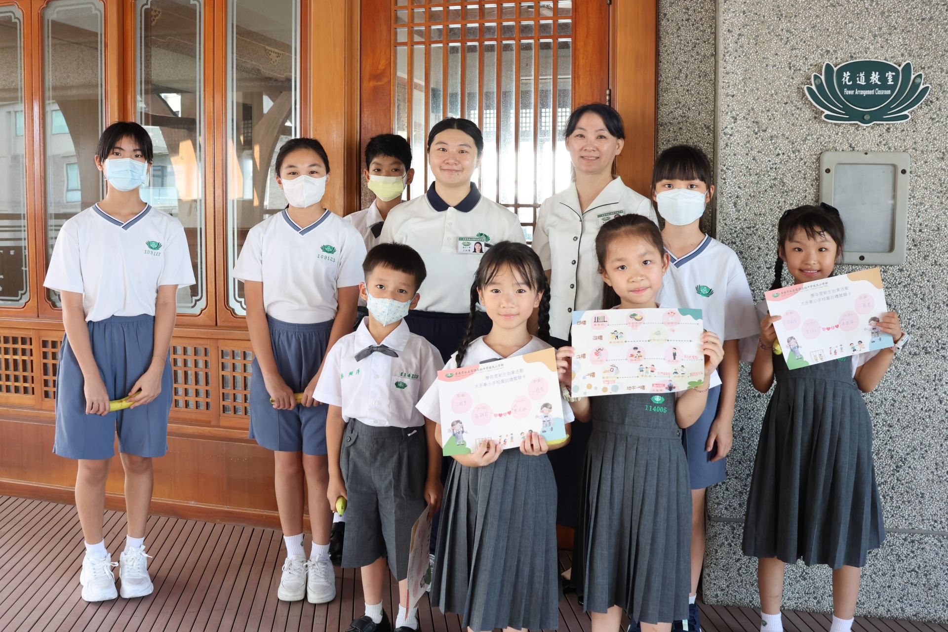 大哥哥大姐姐帶領學弟妹走訪校園。