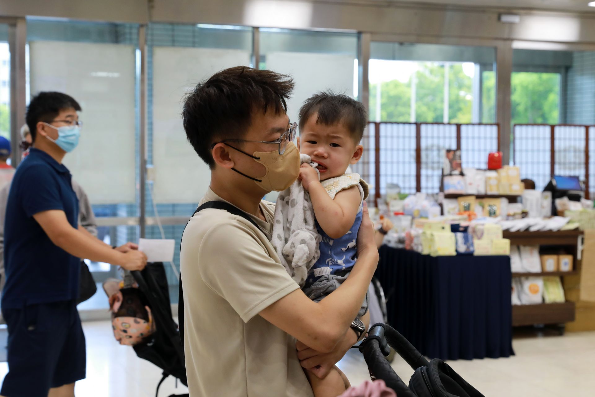 帶著孩子前來醫院小兒科回診的鄭先生表示，這次巧遇音樂會，為他們帶來了一份特別的慰藉。