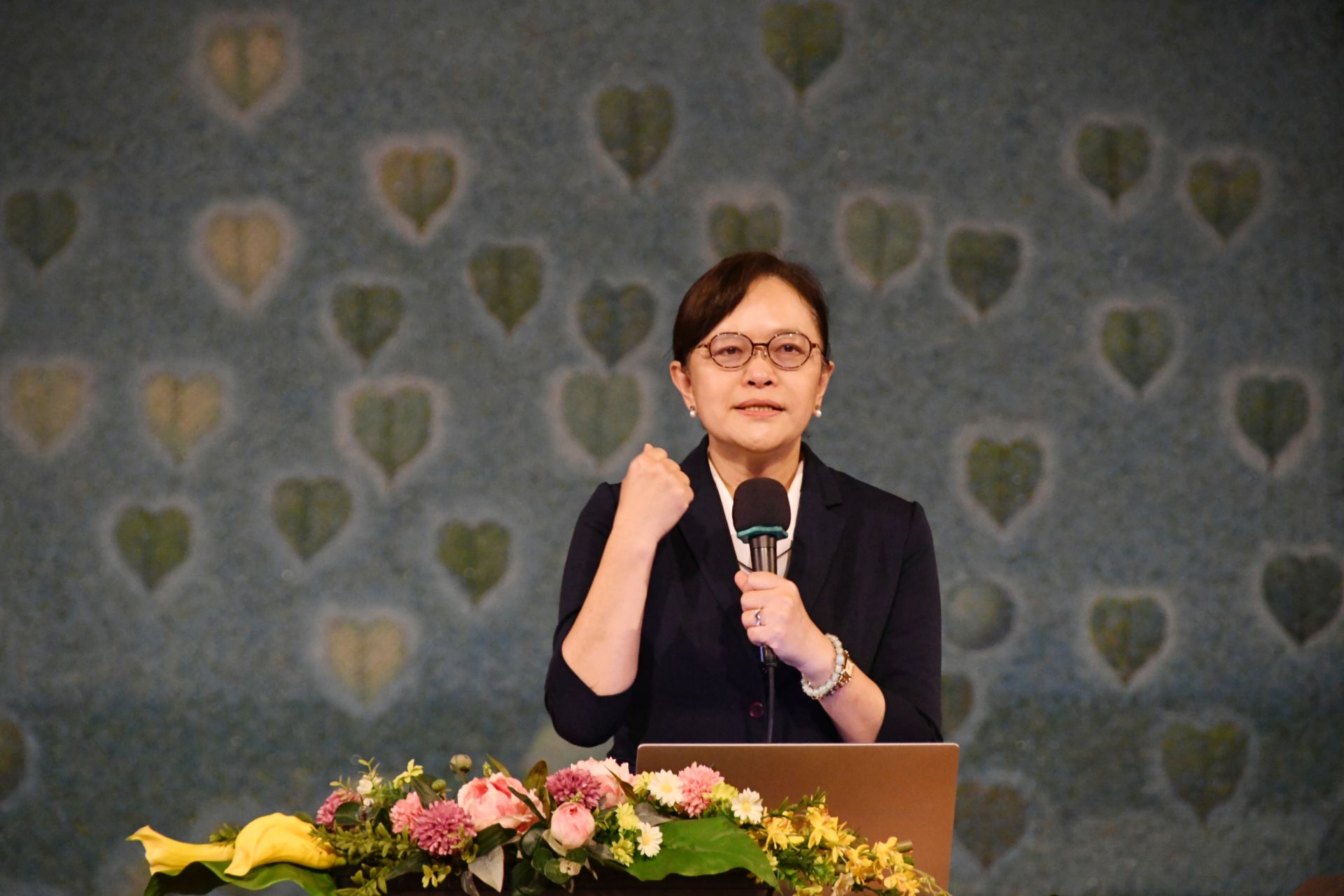 慈大校長劉怡均恭喜新生終於解鎖新身份，並送上四樣禮物