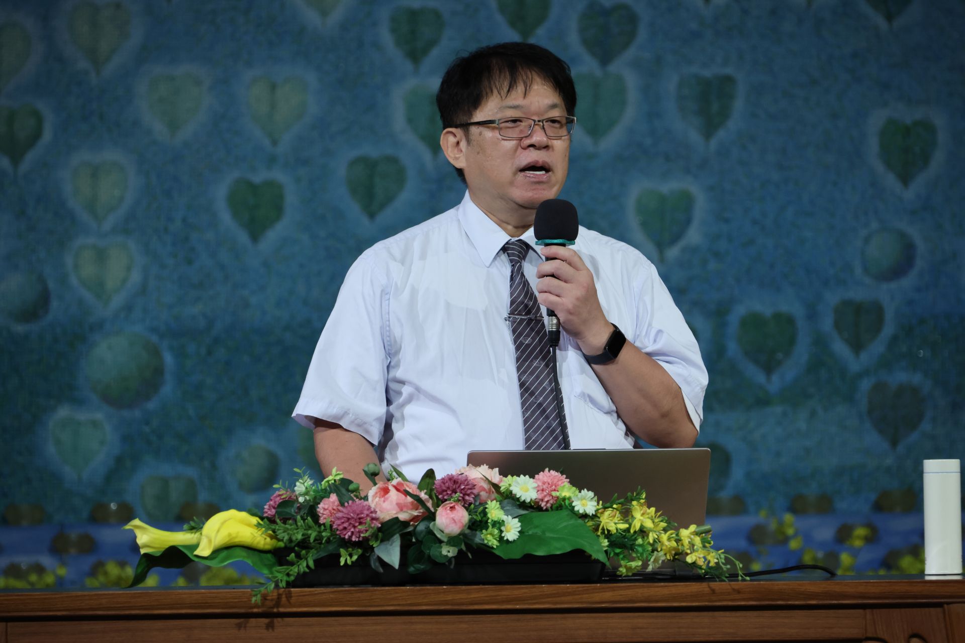 慈濟志工余自成引導學生思考人生旅程
