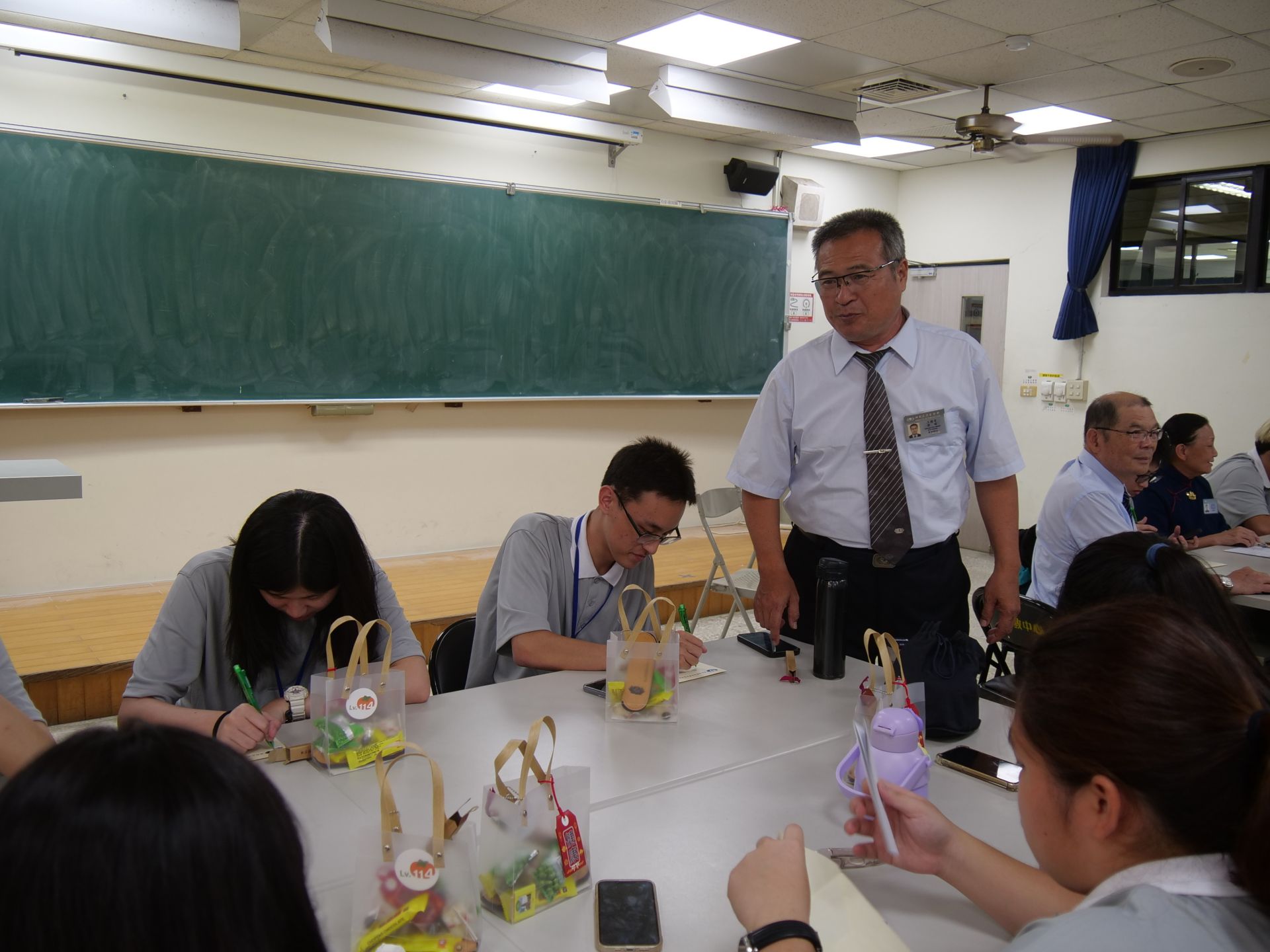 慈懿會與孩子互動，提醒寫家書報平安