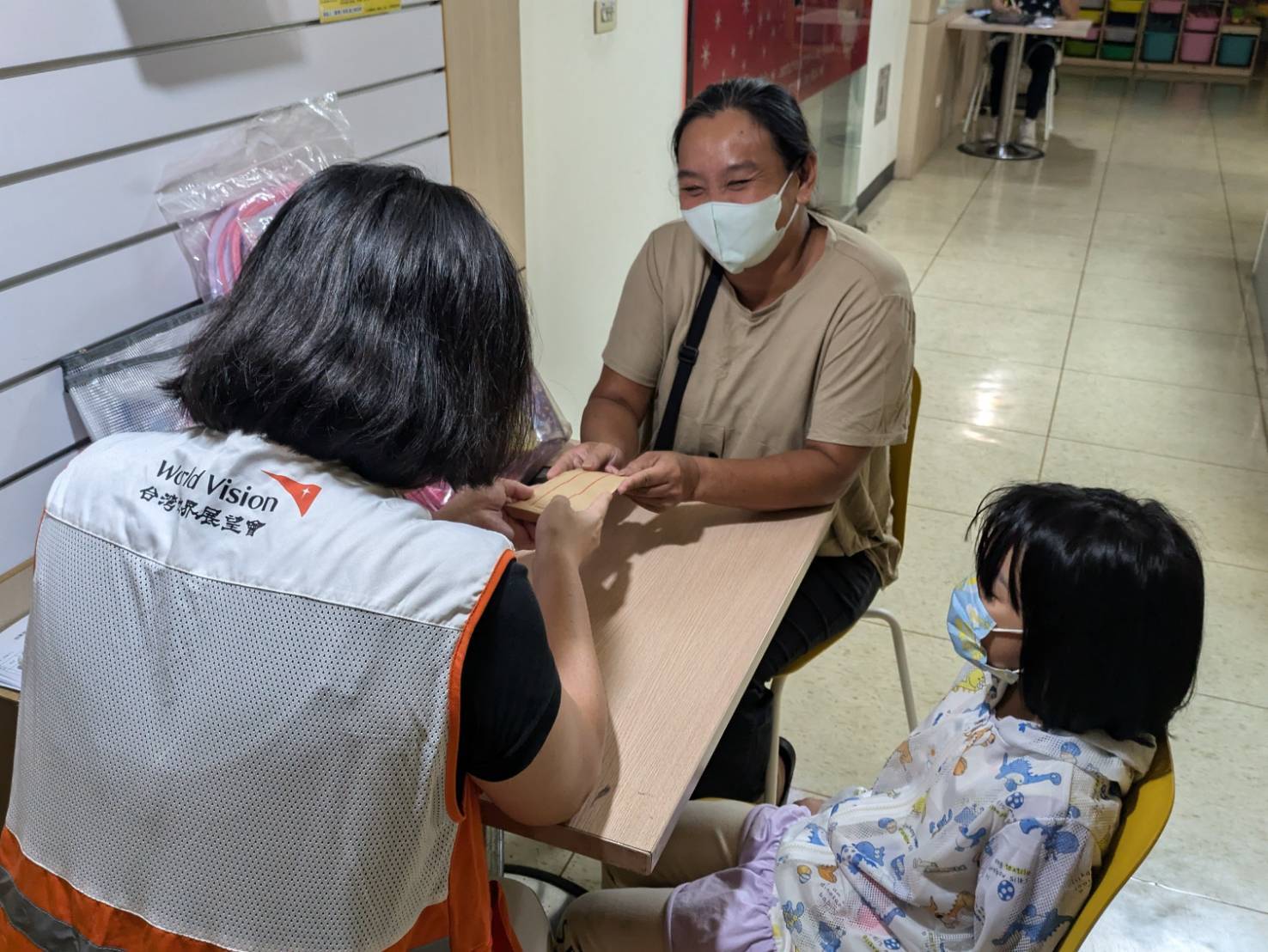 小凱媽媽領取助學金。