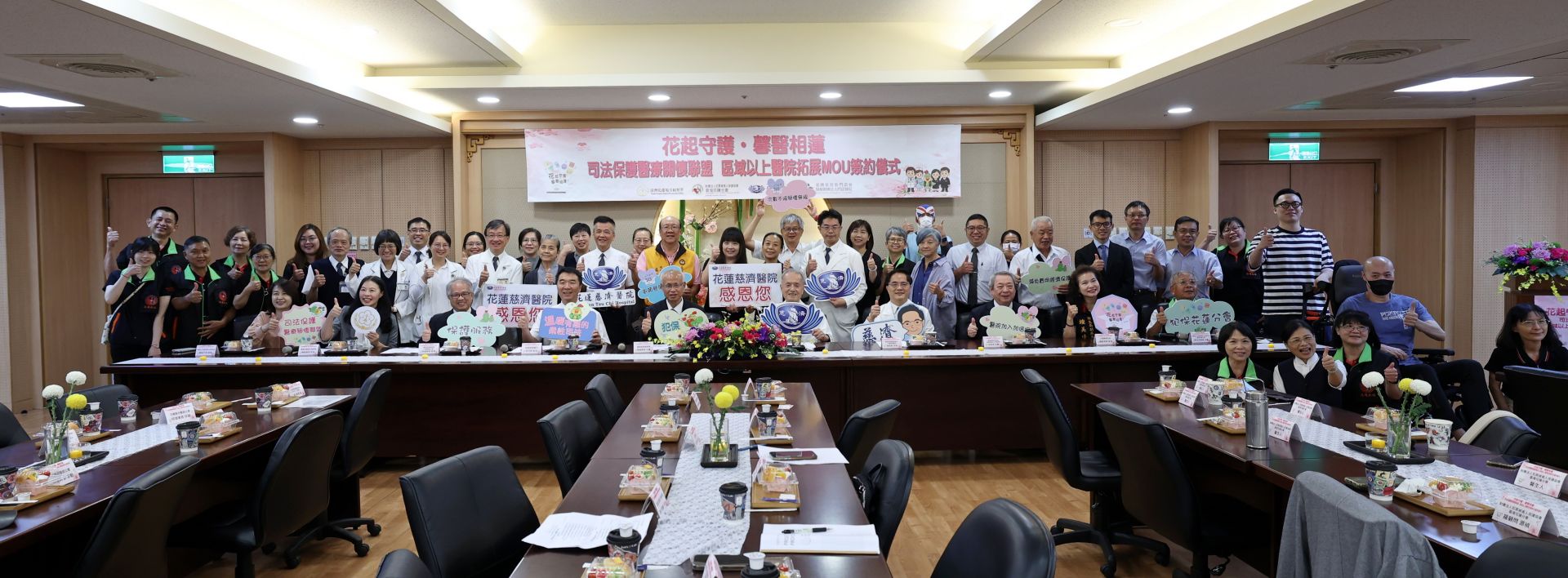 簽約儀式完成，眾人合影見證司法、醫療與民間團體的合作無間，促成共善的社會。