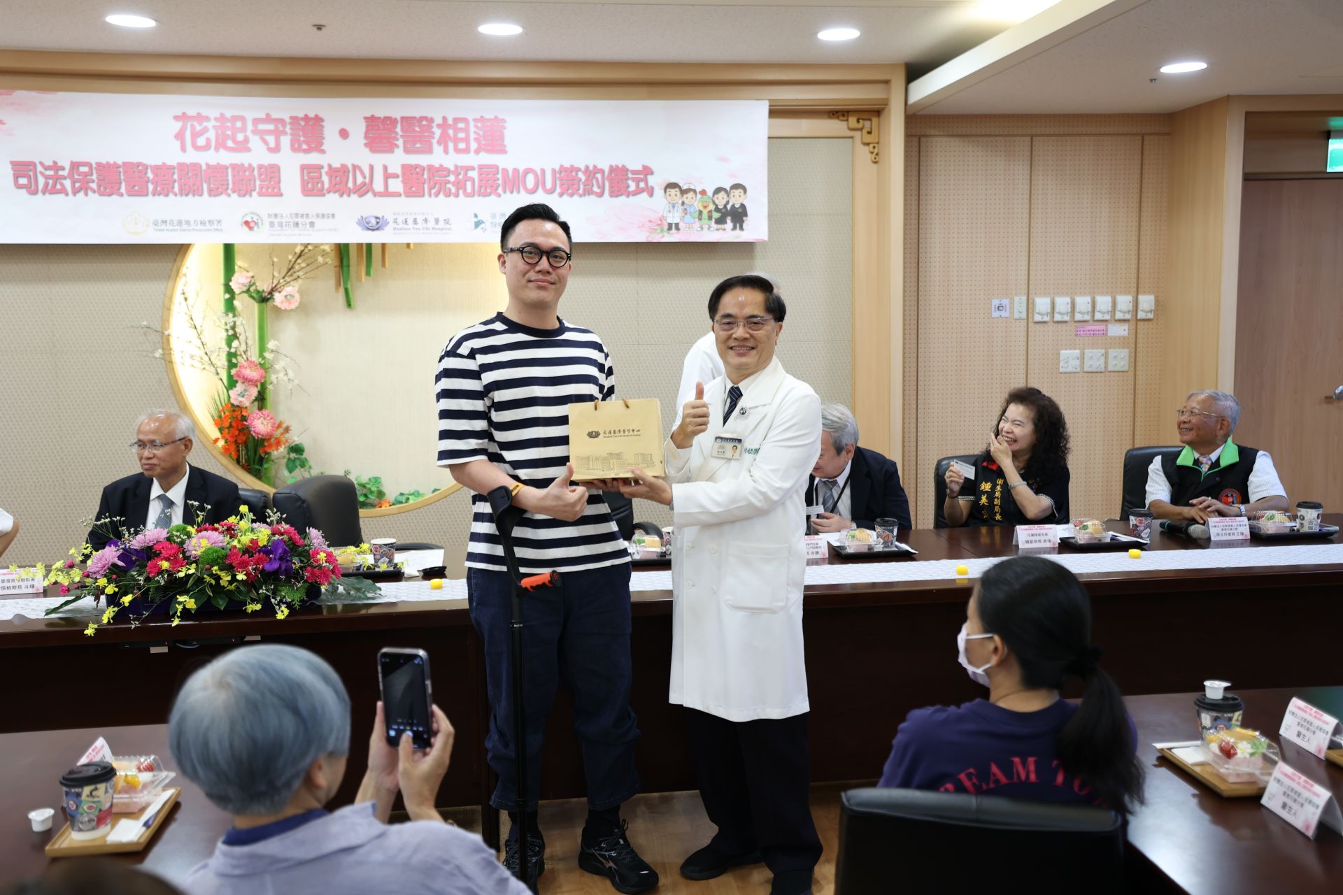 林欣榮院長代表花蓮慈院額外捐贈四十份的物資，提供馨生人生活上的資助，由花蓮慈院的病人、現也是個管師的洺哲代為接受。