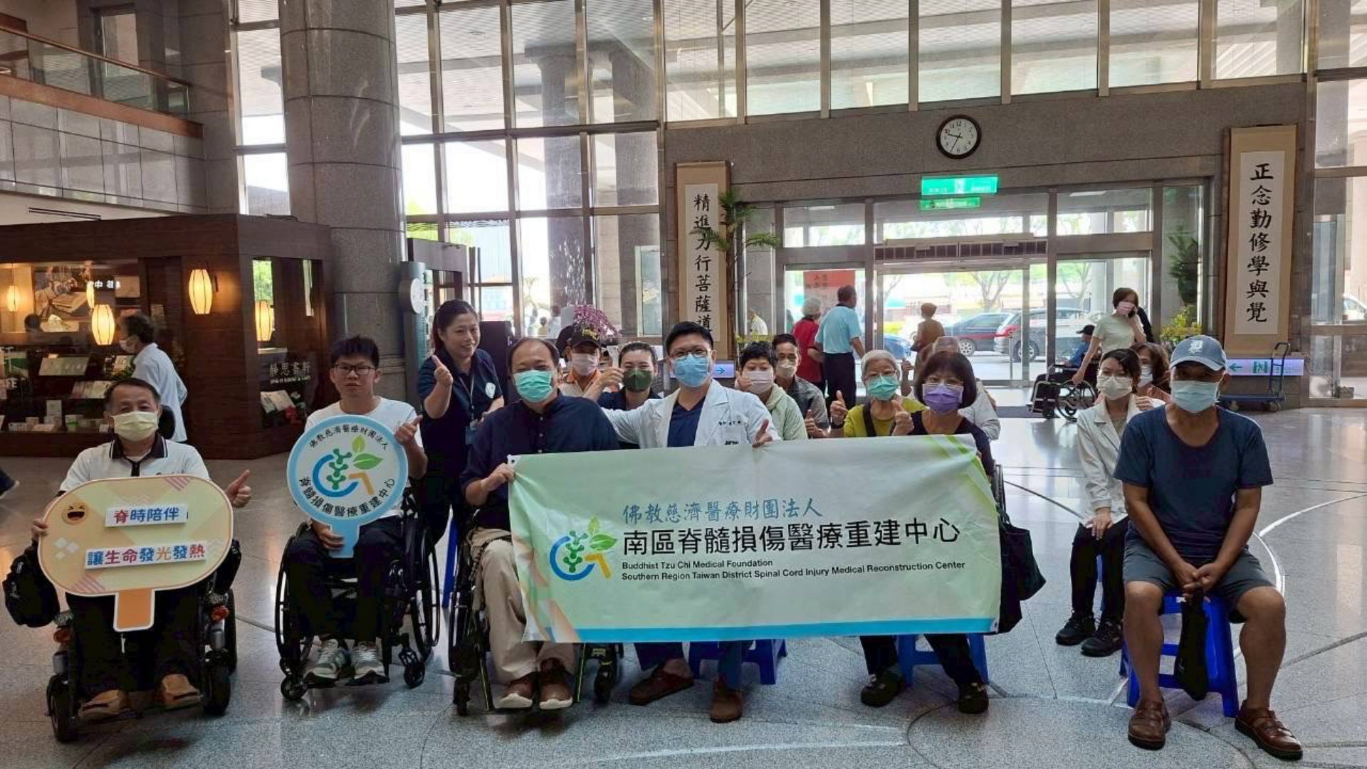 國際脊髓損傷日大林慈濟醫院在大廳舉辦小市集暨人生勵志講座活動。
