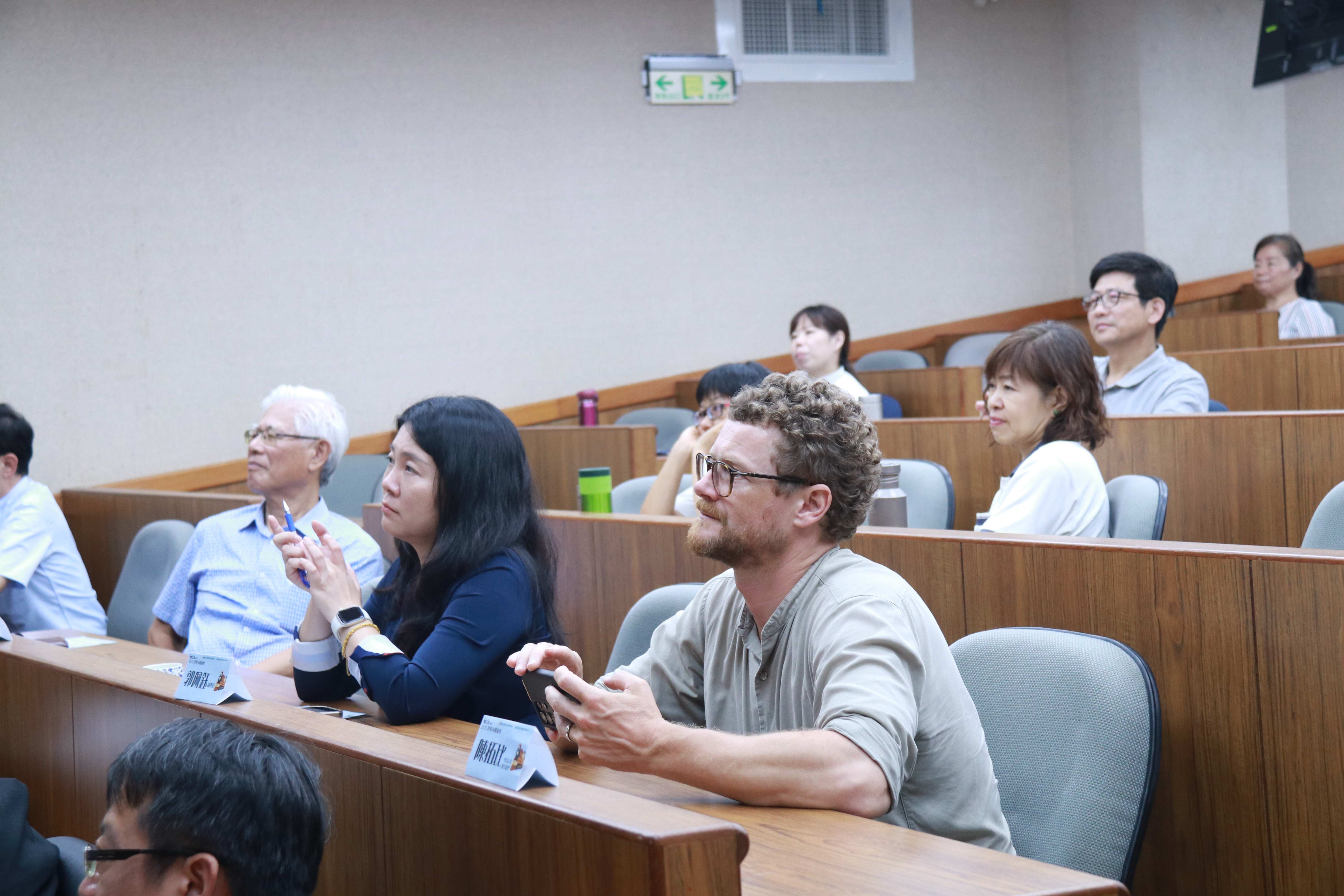 國立宜蘭大學森林系副教授郭佩鈺(右二)、慈濟大學專案計畫研究員陳拓比（Tobias Neugebaue）(右一)