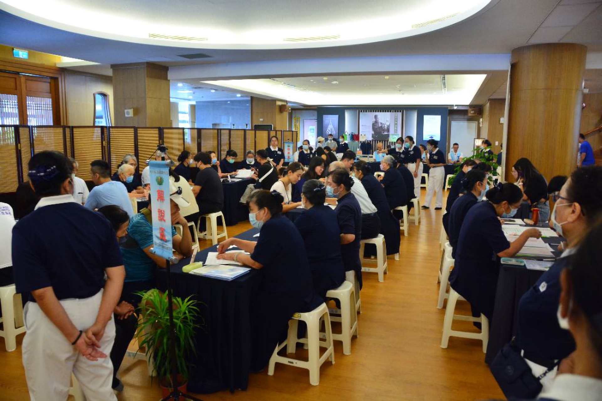 萬華靜思堂內場解說區，志工仔細就造血幹細胞驗血建檔，及配對捐贈等細節，說明讓參與建檔年輕人了解。