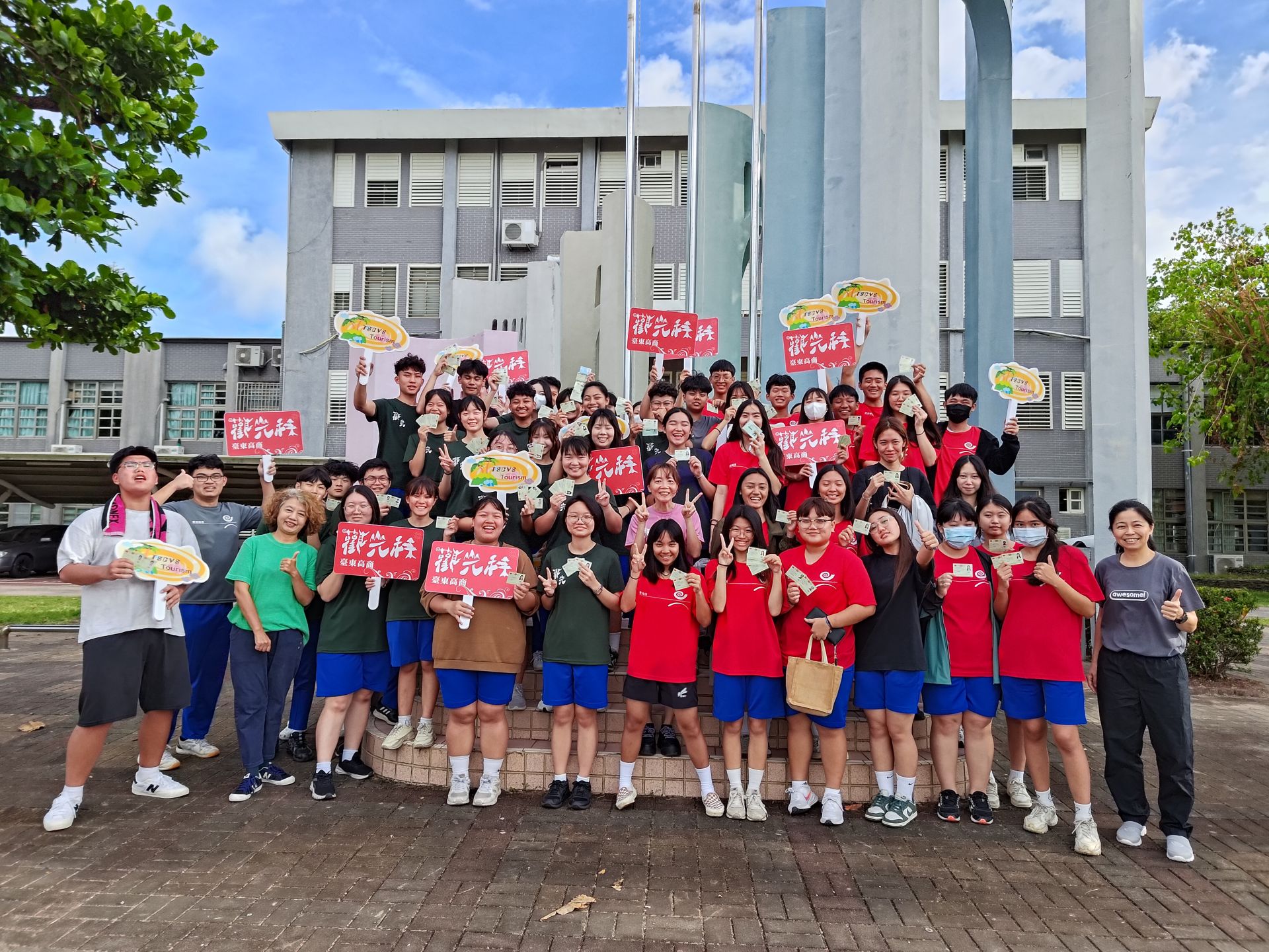 學生與指導老師合影