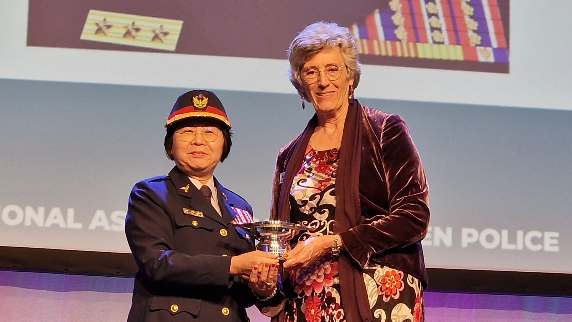 廖副署長自IAWP會長Julia Jitocer手中接下領導統御獎