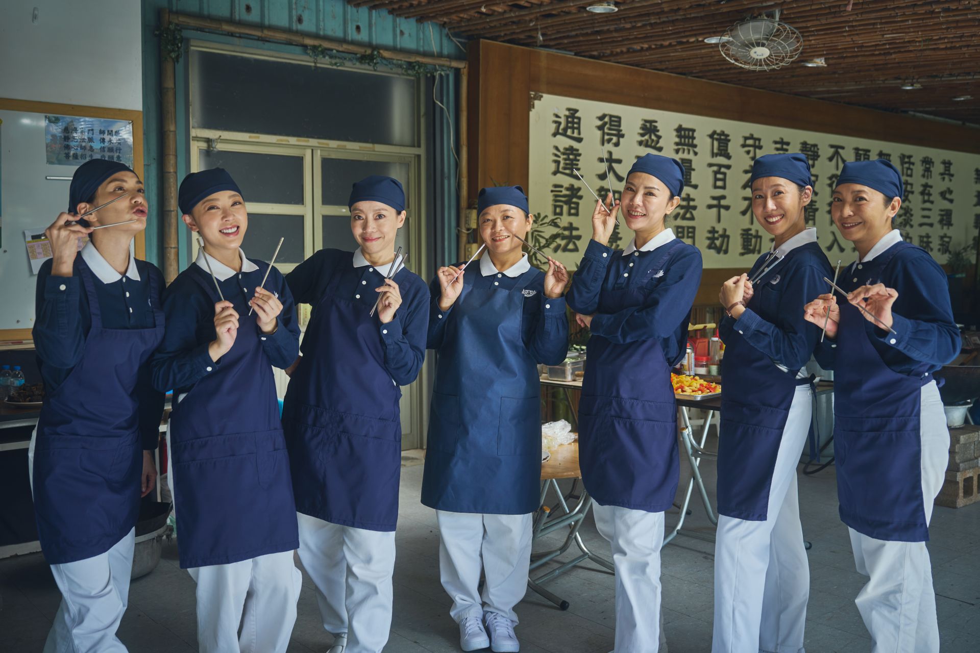 范瑞君送大家一雙刻有名字的筷子。左起：王嫚萱、林筳諭、范瑞君、吳怡臻、洪、張詩盈、劉香君