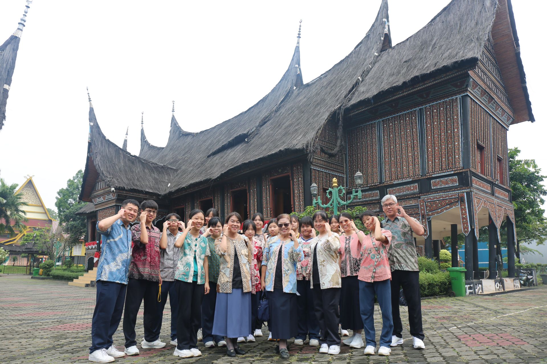 慈中師生們穿上印尼傳統服飾蠟染 (Batik) 走訪縮影公園，認識印尼的多元文化。