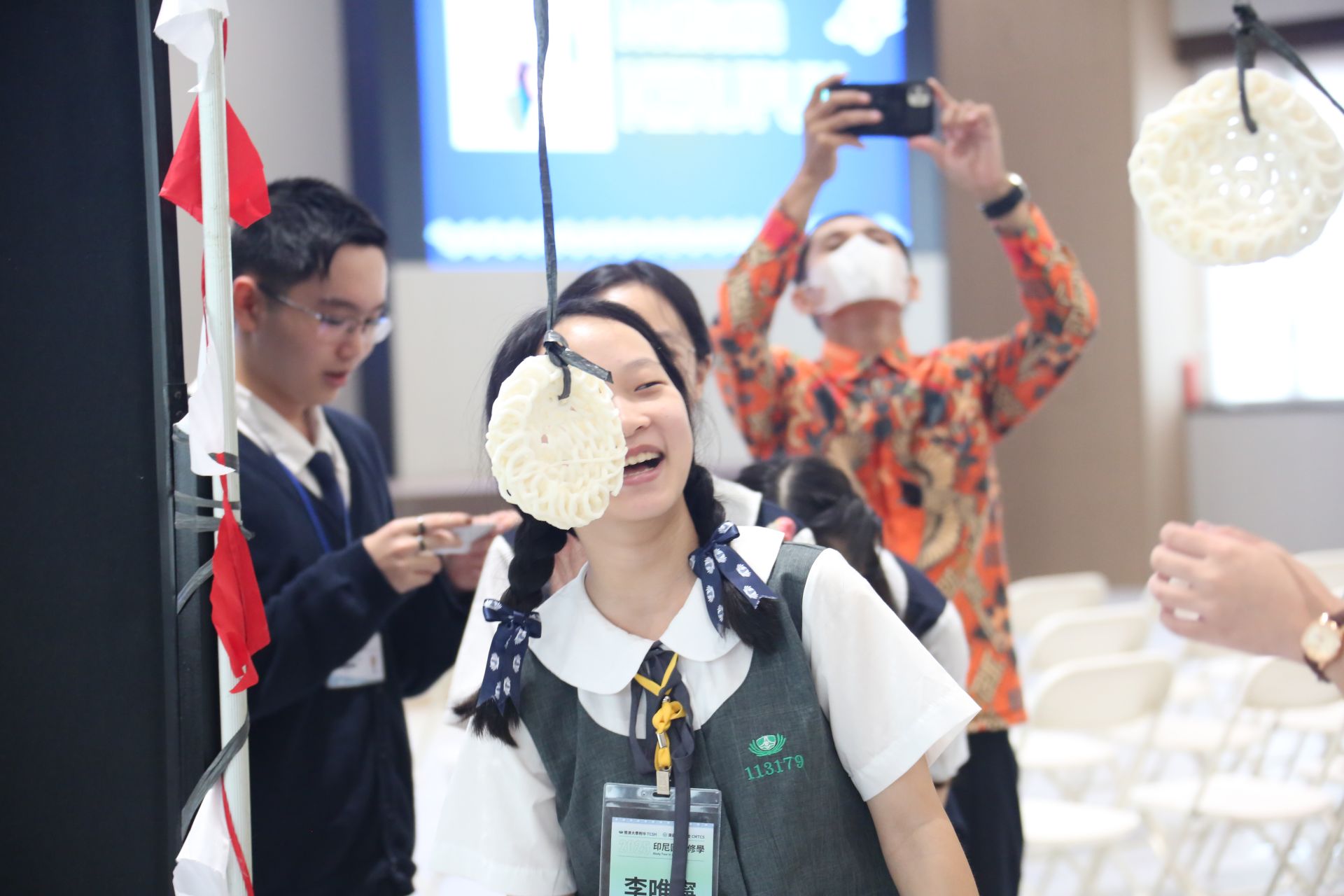 適逢印尼國慶日，同學們體驗「吃脆餅挑戰」(Makan Kerupuk )，不靠雙手，品嚐吊在繩子上的脆餅