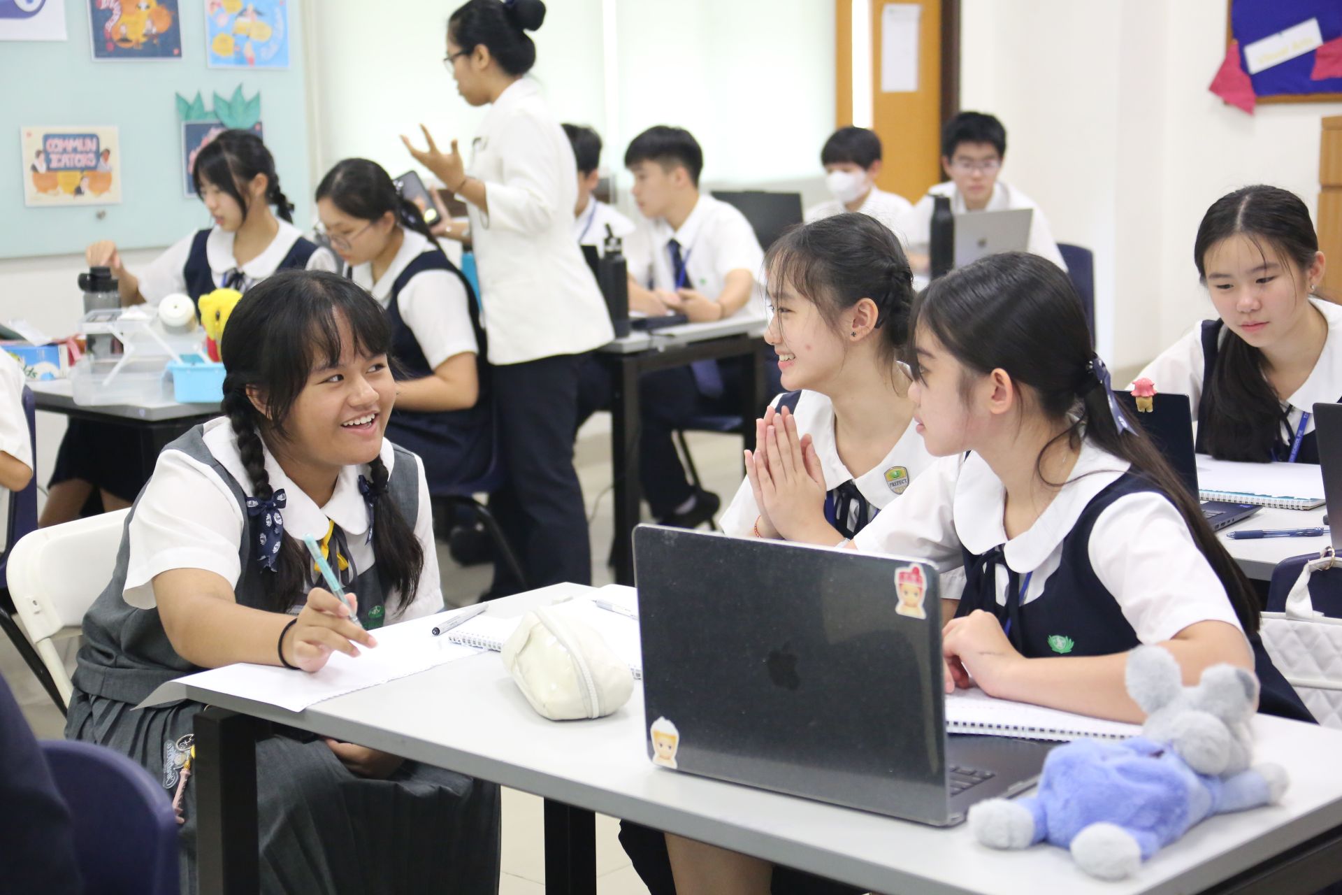 在印尼慈濟國際學校中，花蓮慈中與印尼國際學校共同參與課程，彼此相互交流與學習。