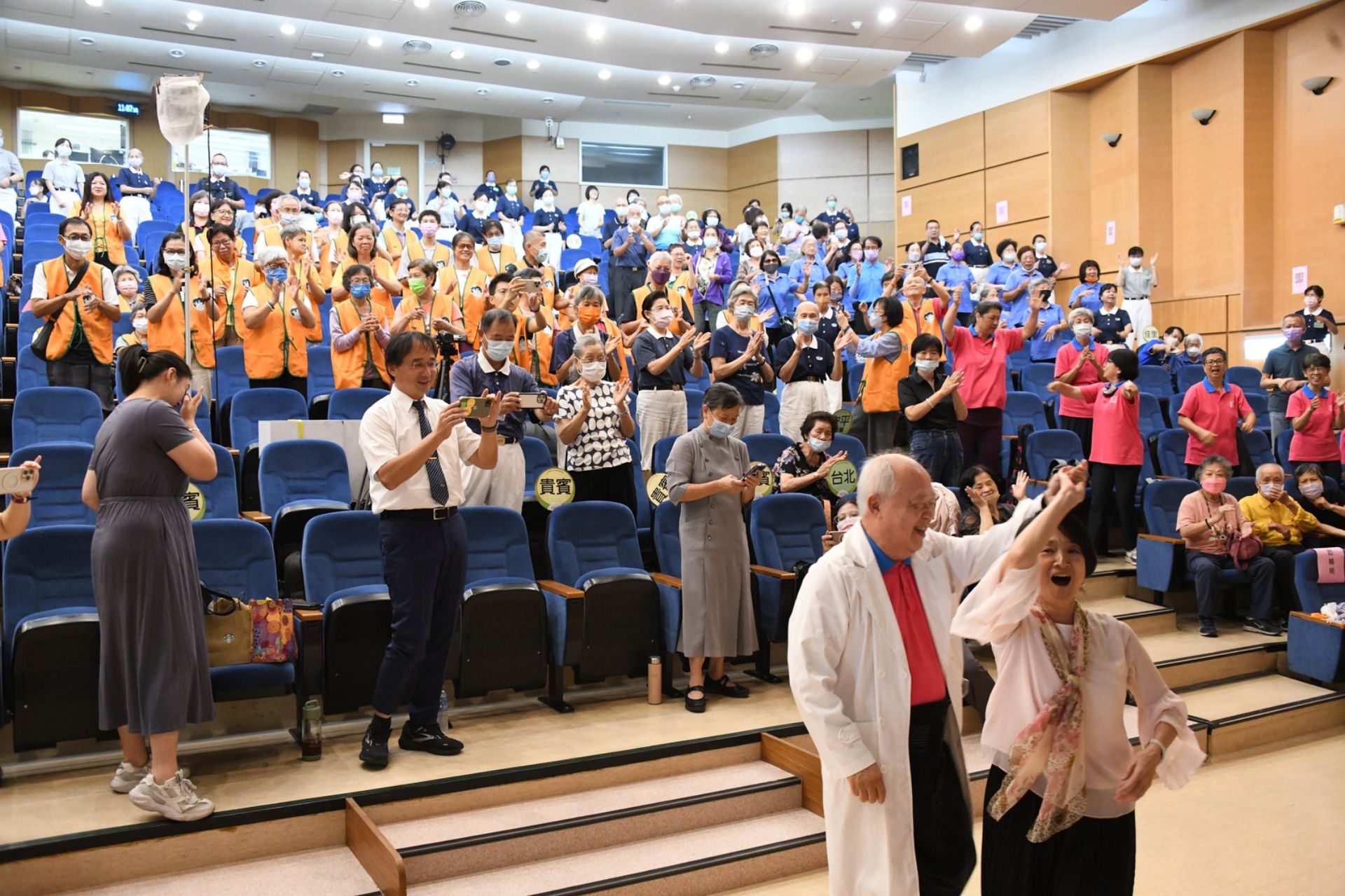 高雄連線表演時，曹汶龍主任也與主持人譚艾珍一起跳舞，氣氛熱鬧