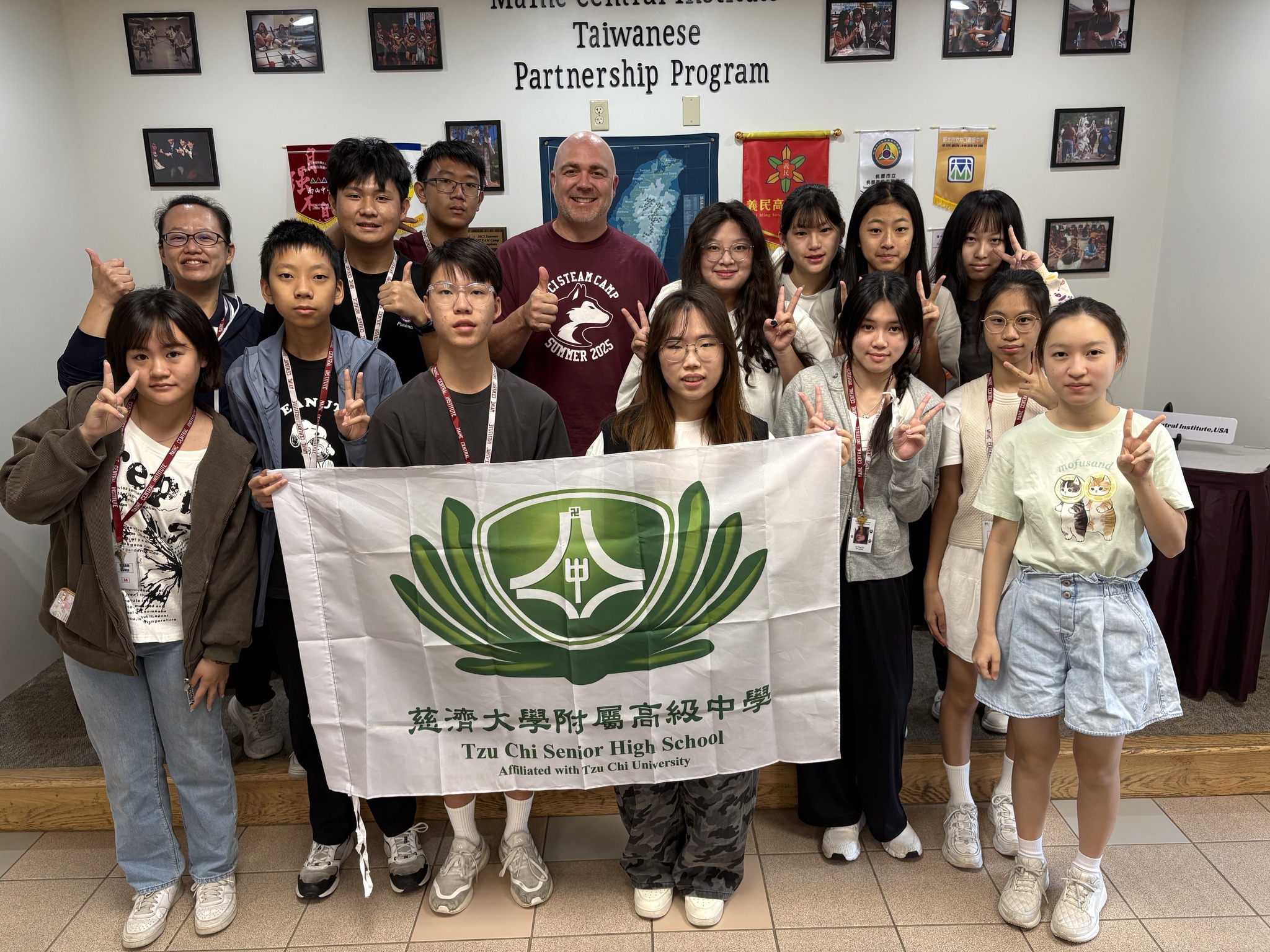 和MCI的教務主任Scott在學校牆前留下本年度難得的紀念。