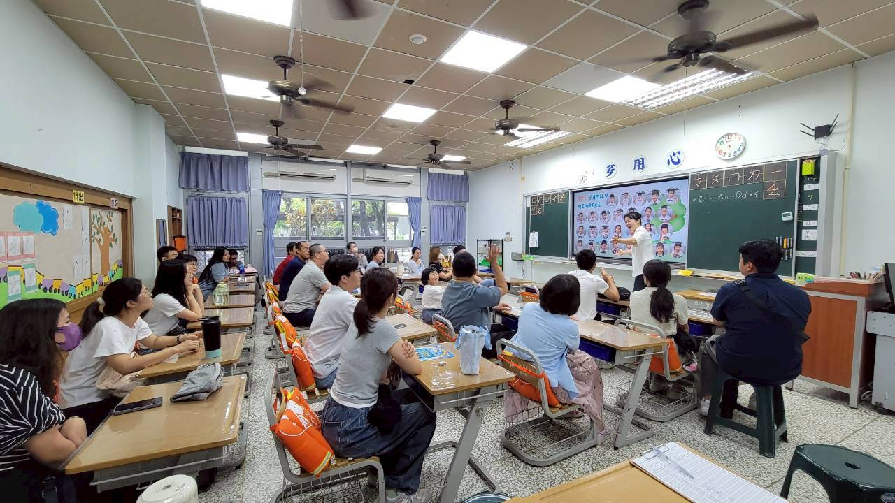 郭依潔老師分享家長如何成為老師的後盾陪伴孩子成長。