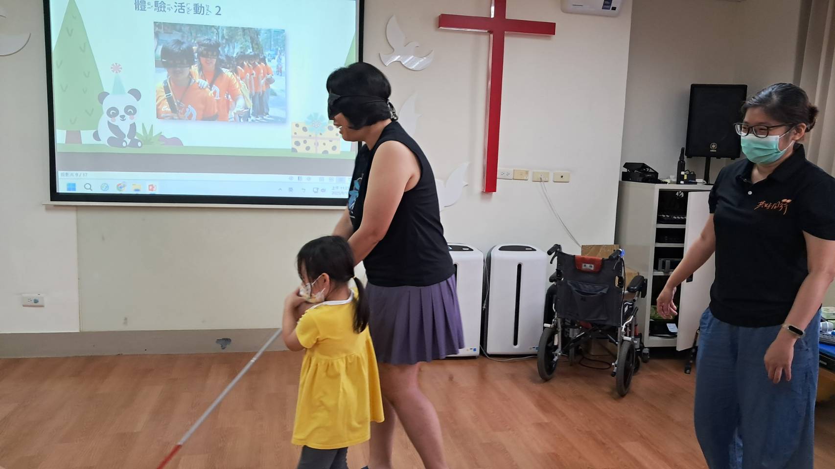 孩子帶領矇眼的家長行走，瞭解如何幫助視障者