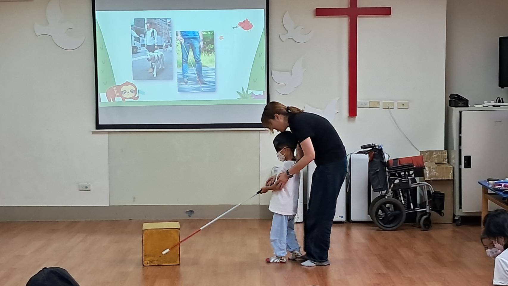 孩子矇眼，仔細聆聽指令行走，學習同理與包容