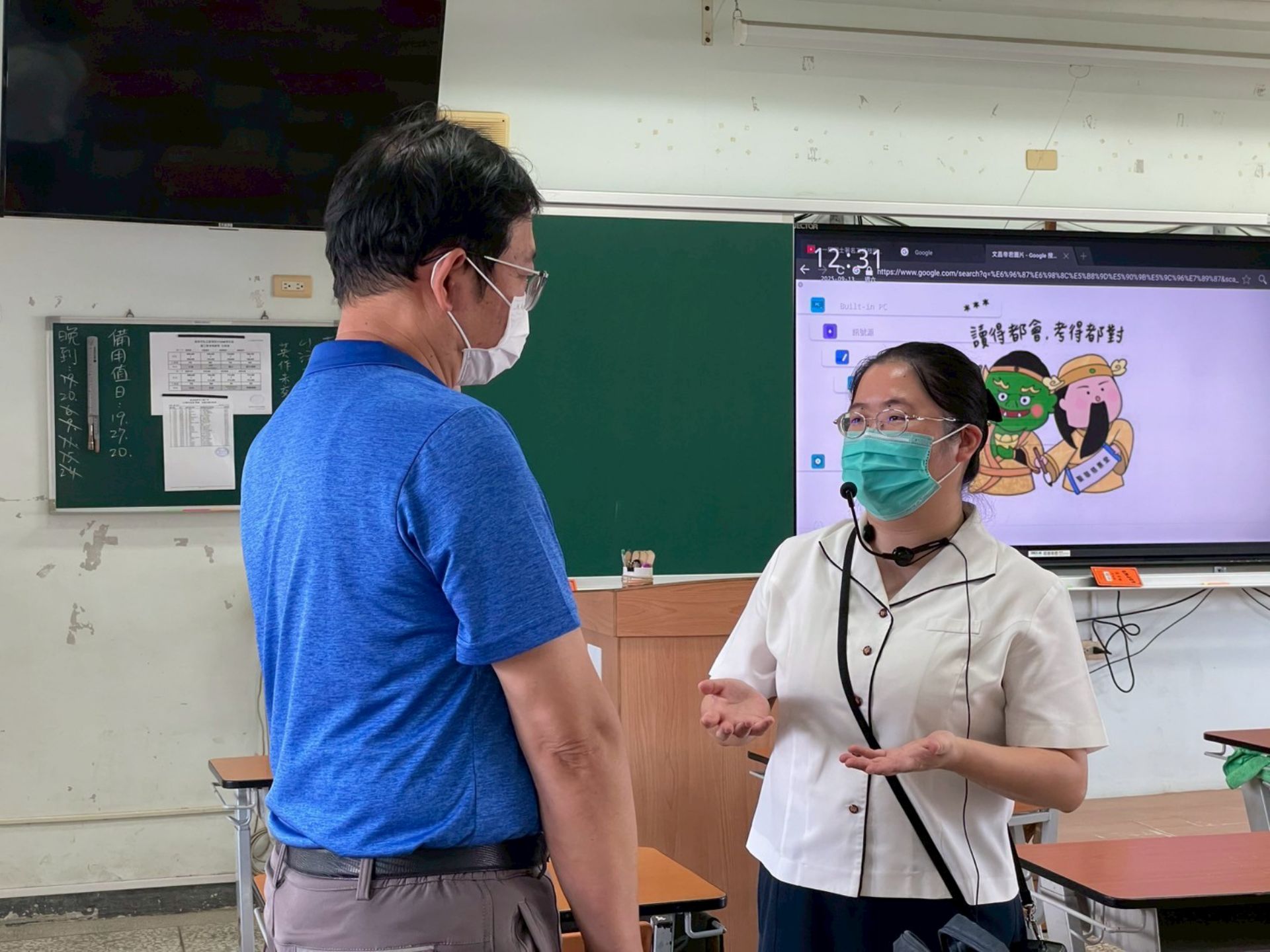 教師與家長互動熱烈，親師對孩子的關愛溢於言表。