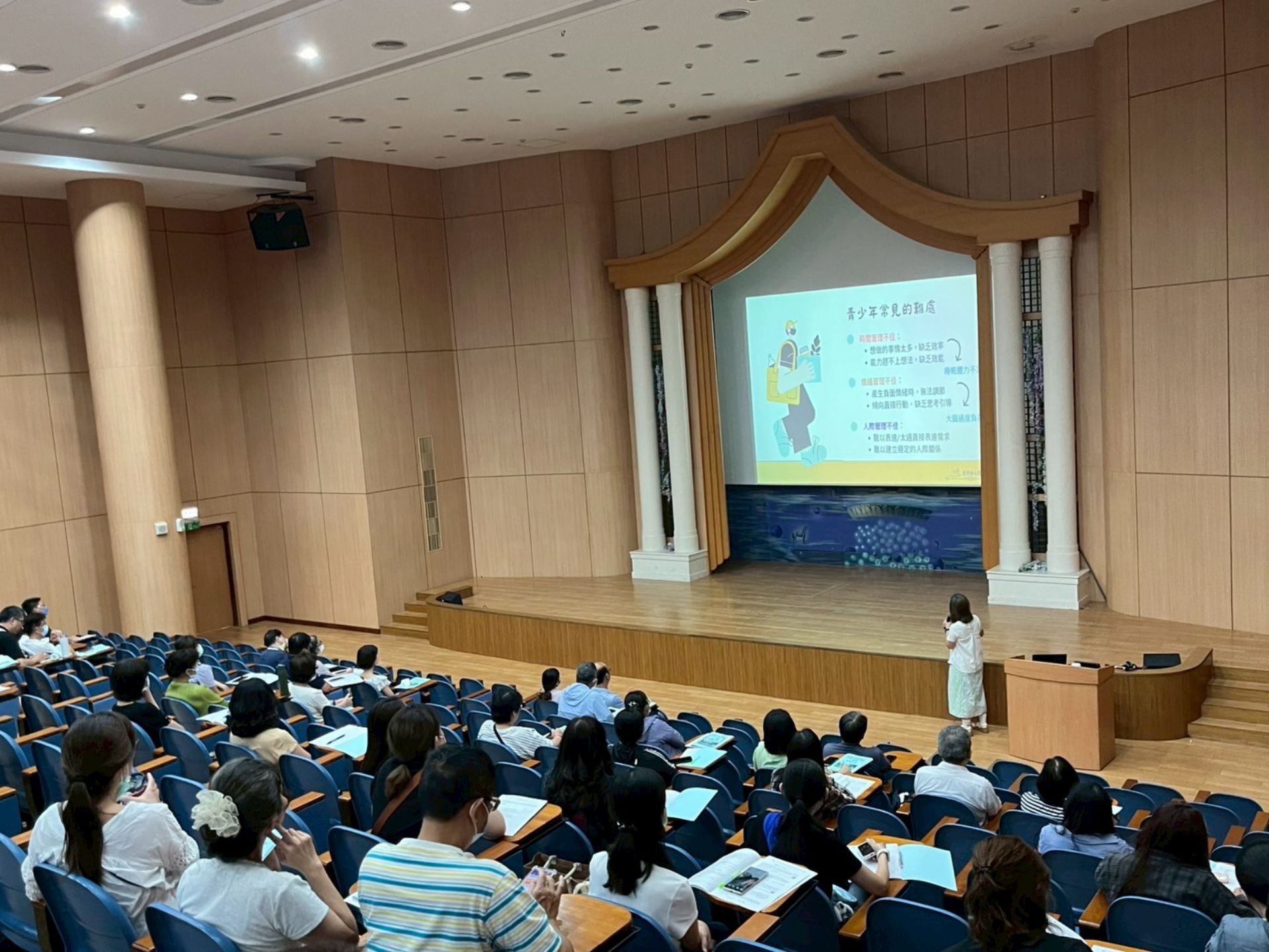 邀請心理師進行親職講座，協助家長認識孩子個別特質。