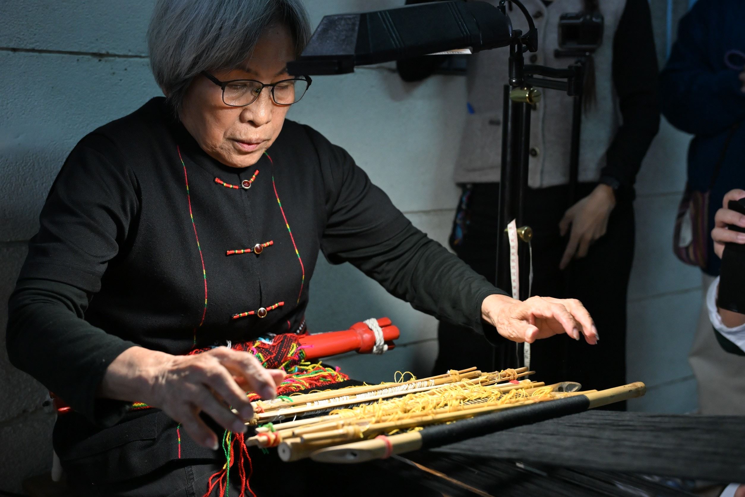 Sunay_Paelabang孫菊花示範「tenun_kana_Pinuyumayan卑南族傳統織布」技藝。