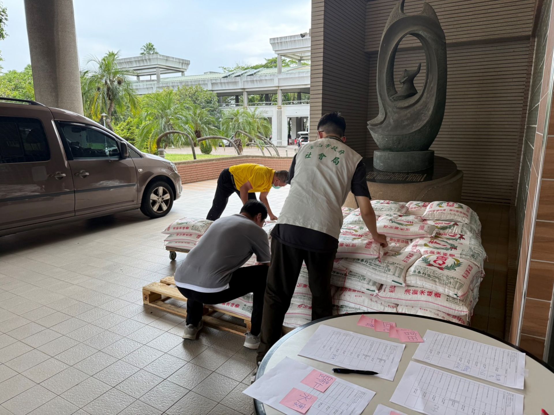 社福單位載運台北受旨宮普渡物資