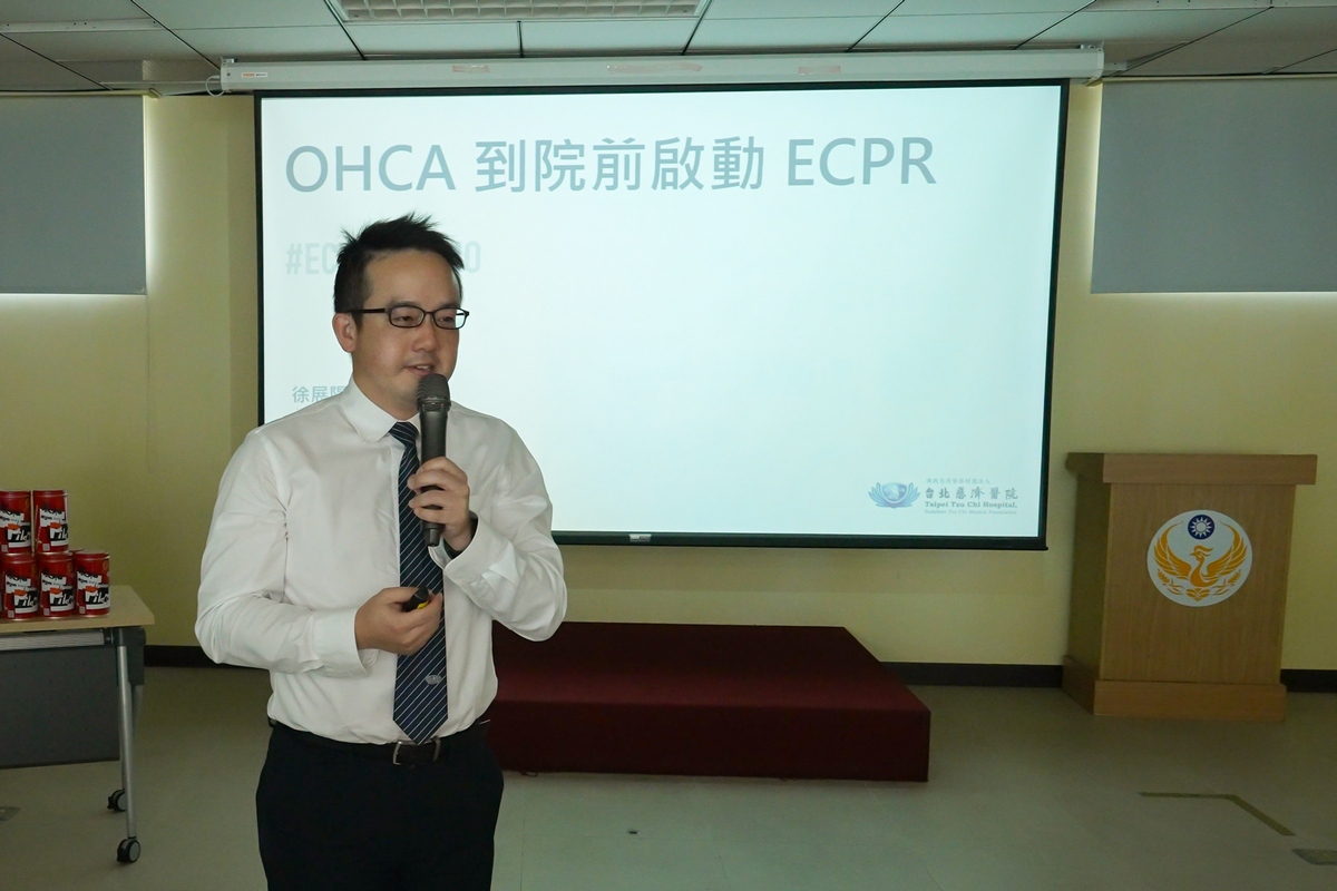 徐展陽醫師以簡報說明院前啟動葉克膜的關鍵要素，包括快速院前通報與運送、葉克膜快速裝機、重症加護病房照護。